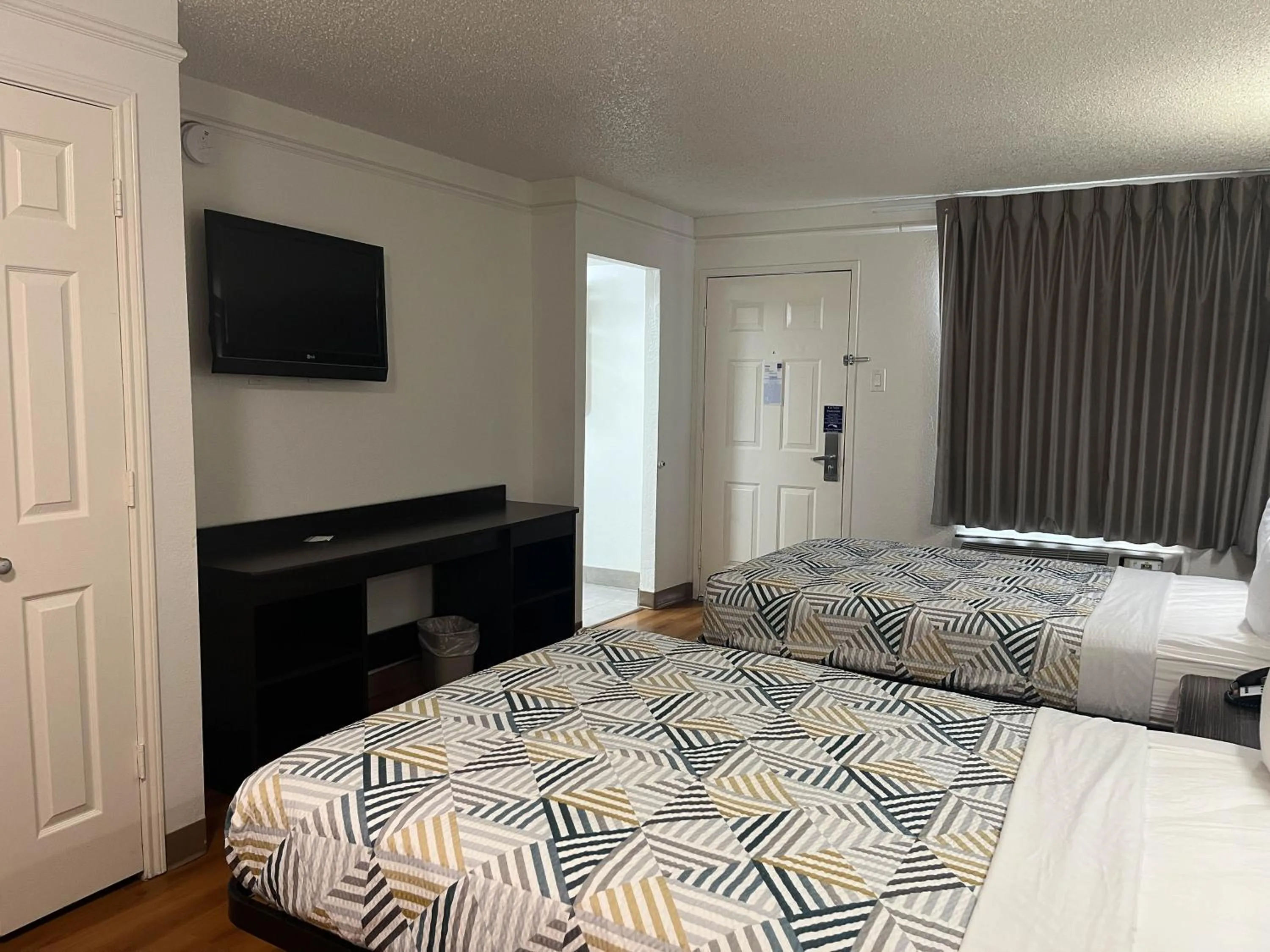 Bed in Studio 6 Suites Euless, TX – DFW West