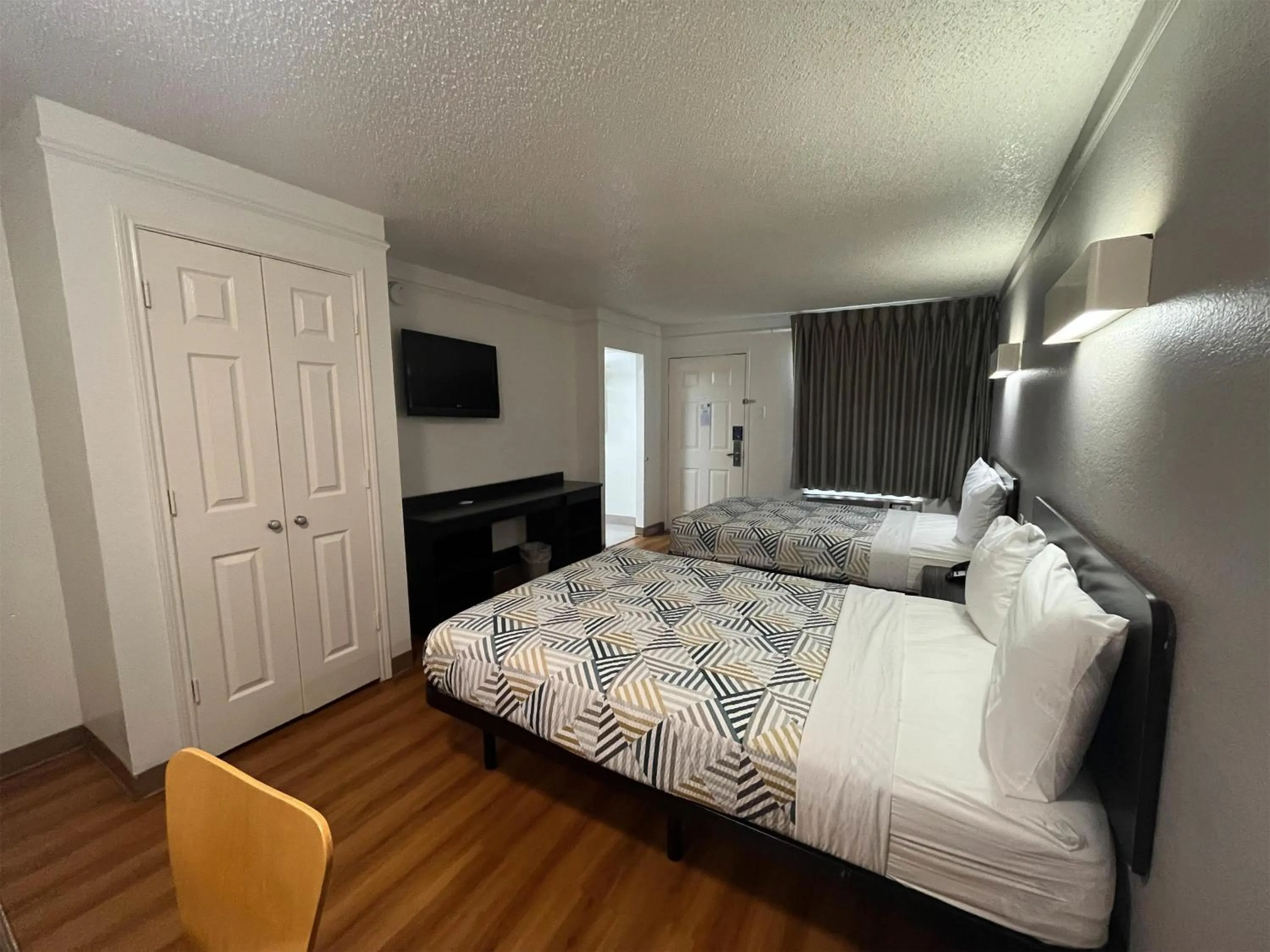 Photo of the whole room, Bed in Studio 6 Suites Euless, TX – DFW West