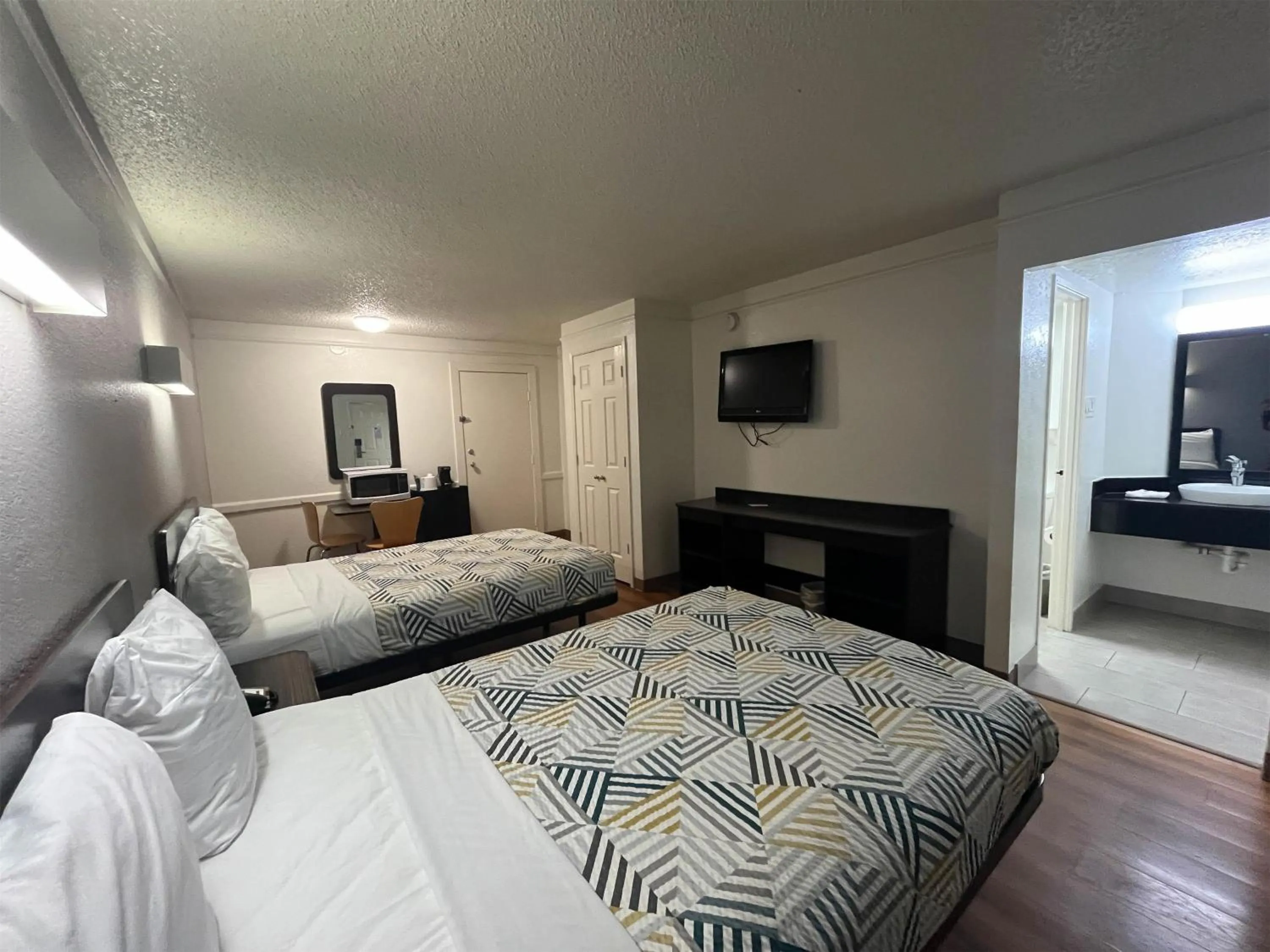 Photo of the whole room, Bed in Studio 6 Suites Euless, TX – DFW West