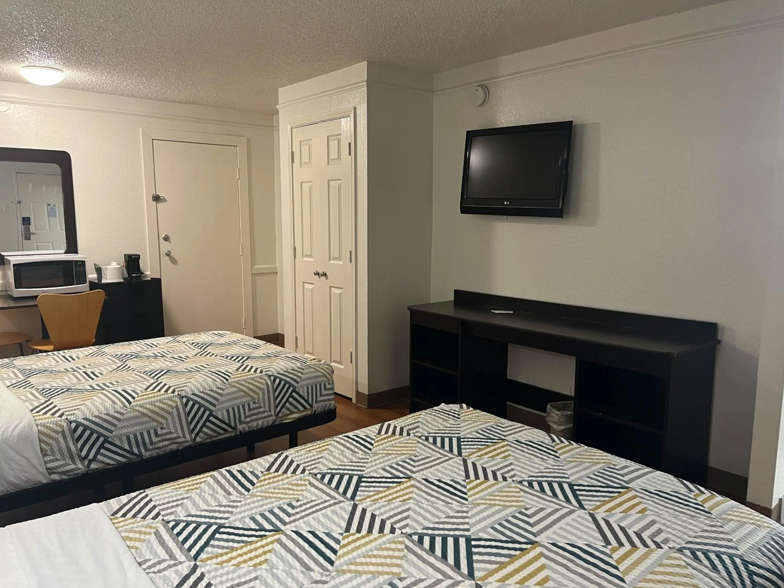 Bed in Studio 6 Suites Euless, TX – DFW West