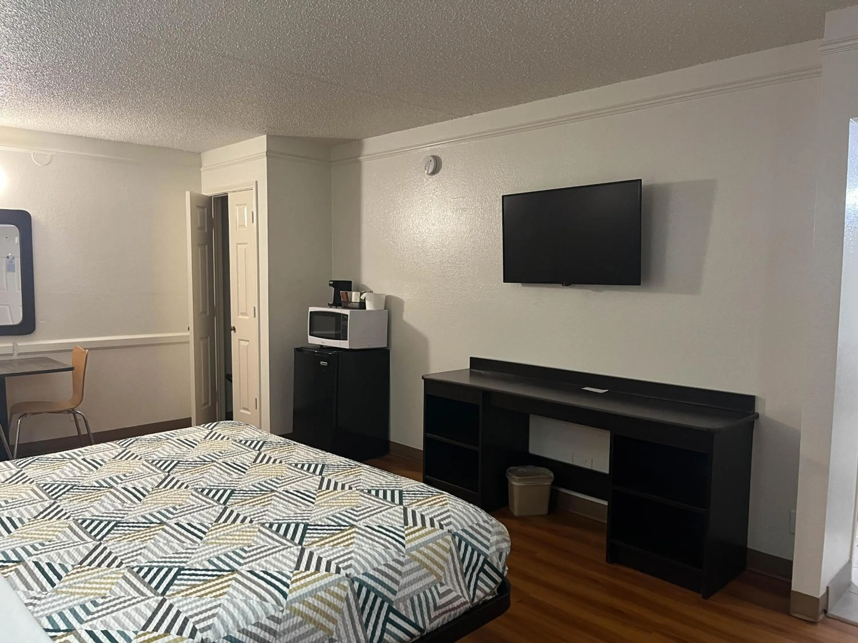 Bed in Studio 6 Suites Euless, TX – DFW West