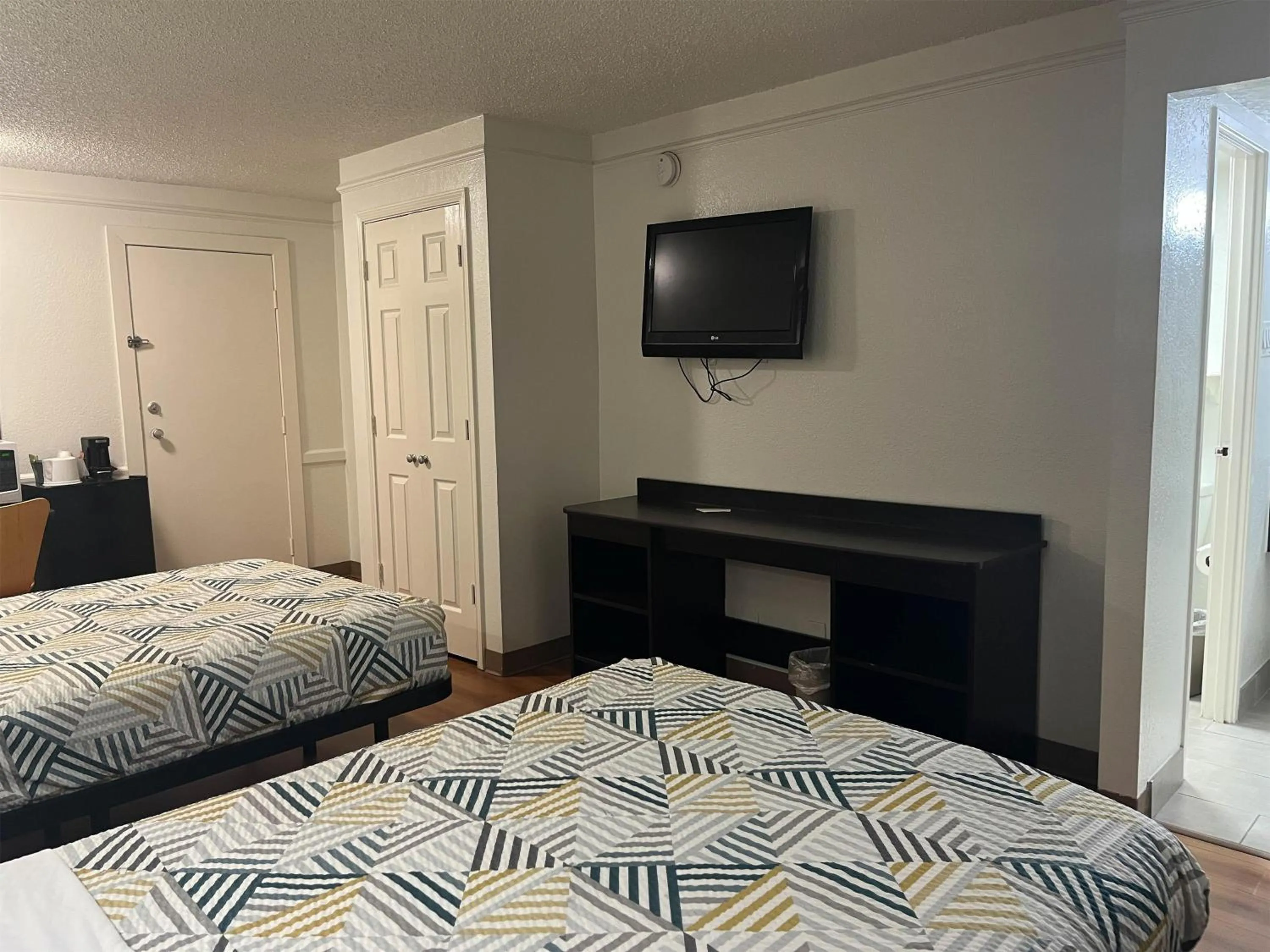 Photo of the whole room, Bed in Studio 6 Suites Euless, TX – DFW West