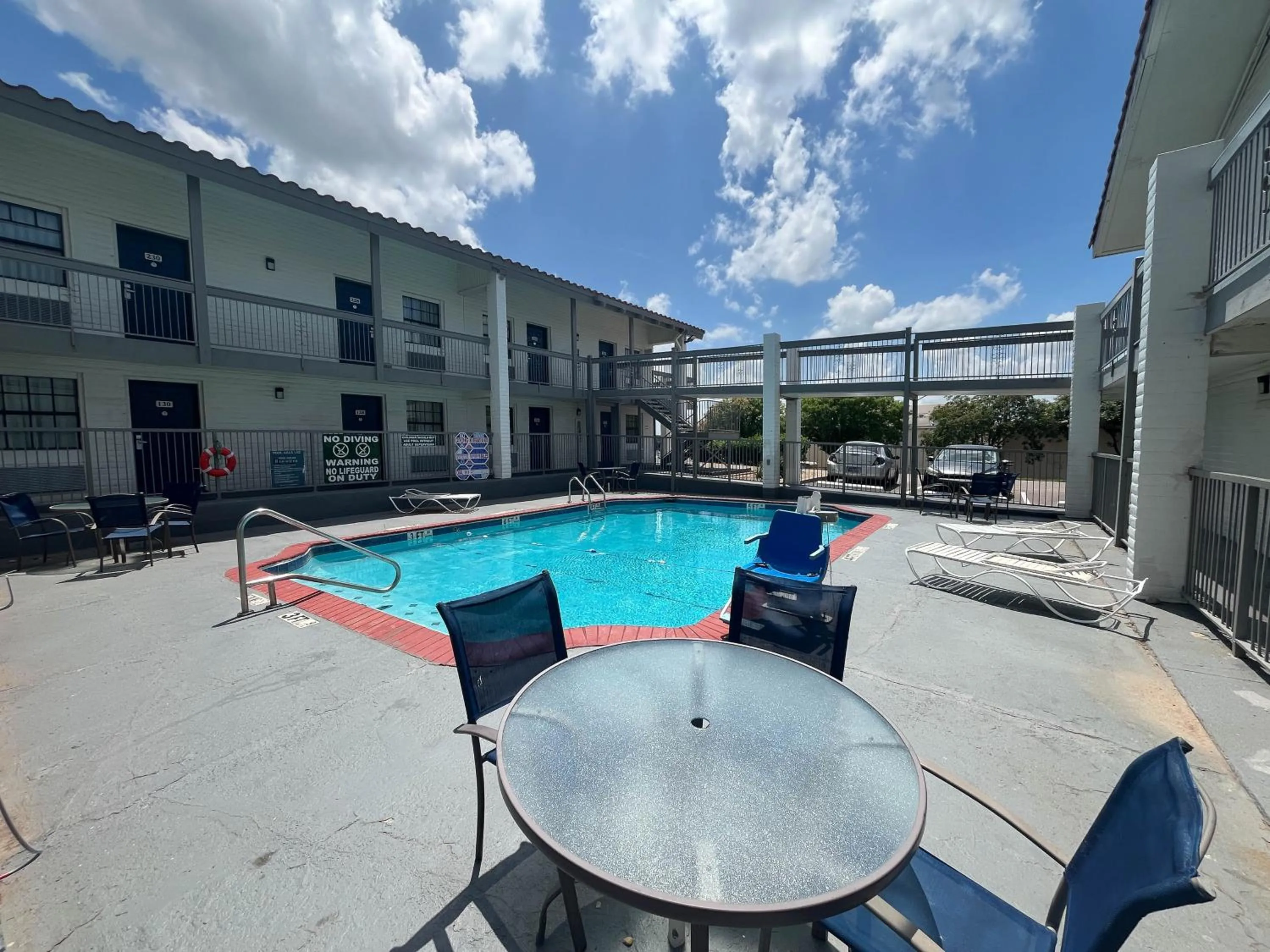 Swimming pool in Studio 6 Suites Euless, TX – DFW West