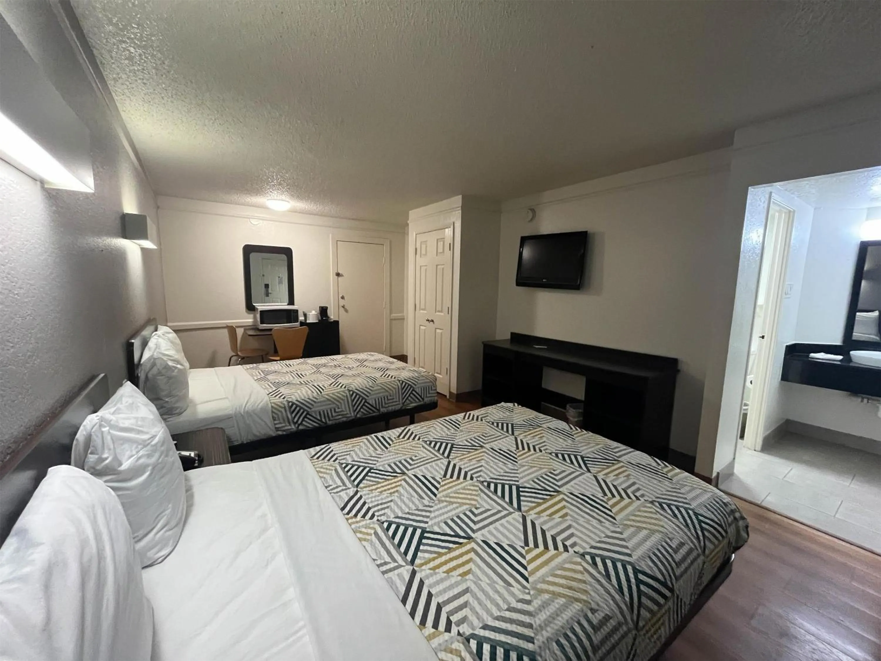 Photo of the whole room, Bed in Studio 6 Suites Euless, TX – DFW West
