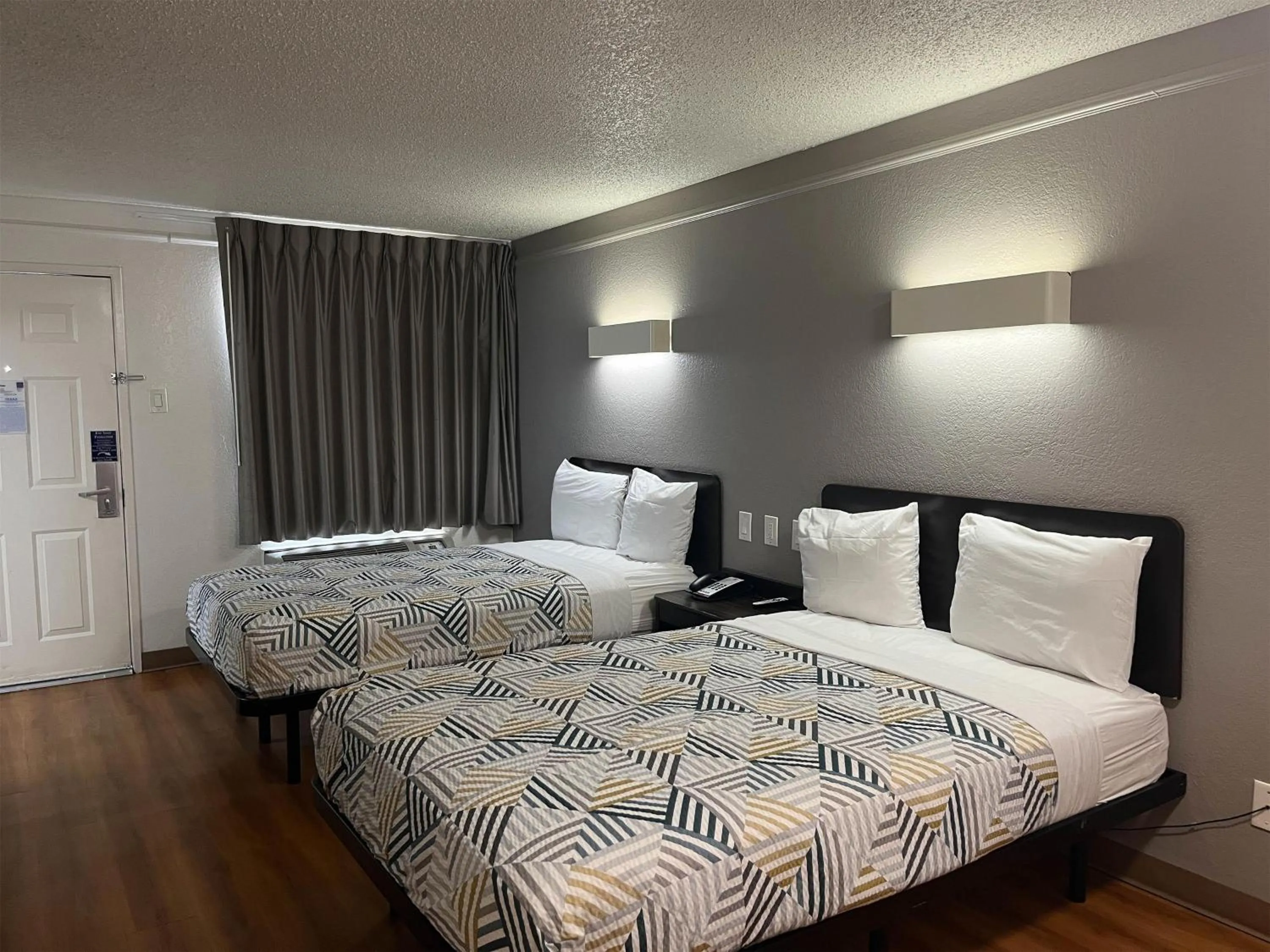 Photo of the whole room, Bed in Studio 6 Suites Euless, TX – DFW West