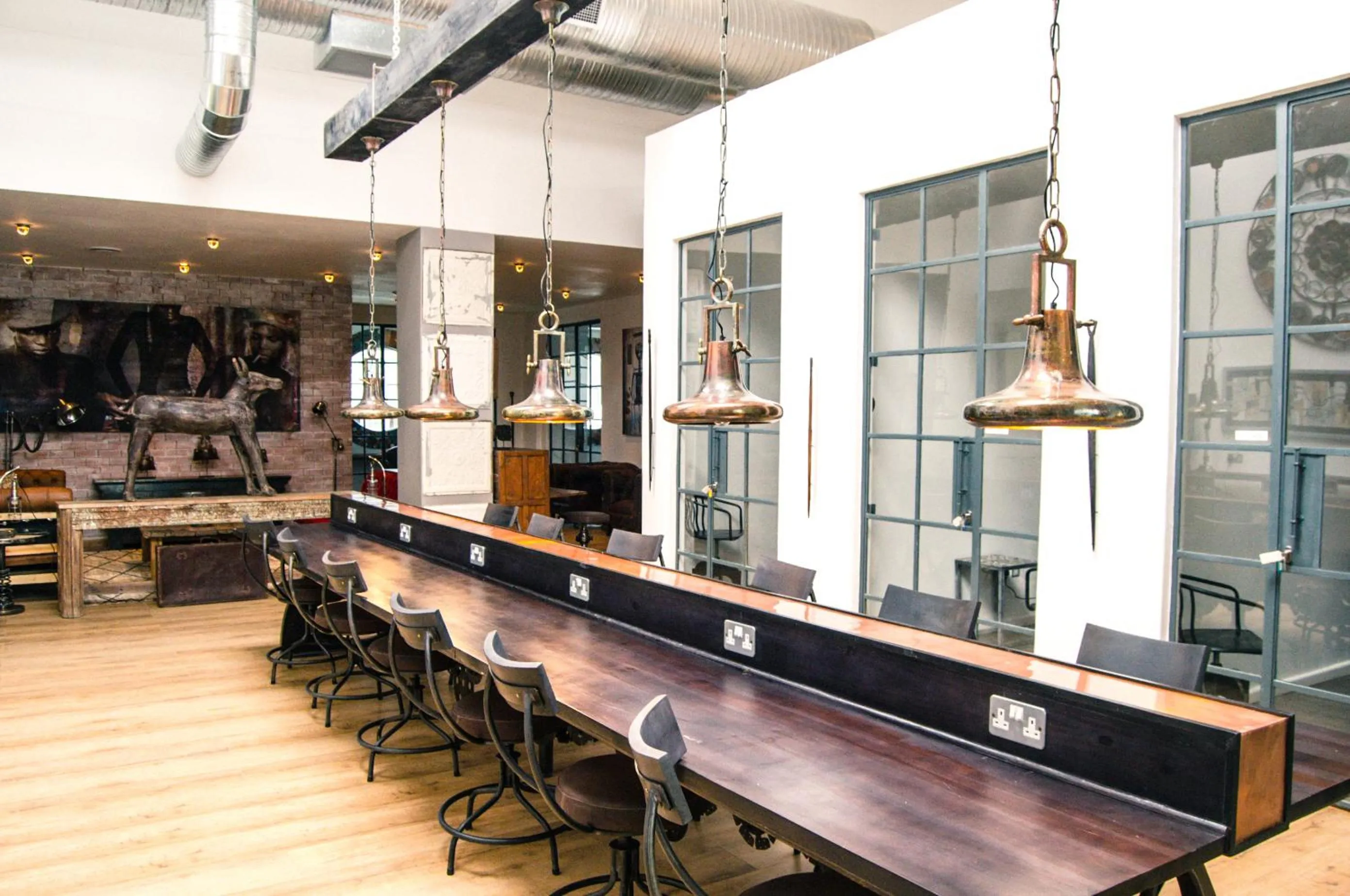 Business facilities in Latitude 15 Degrees