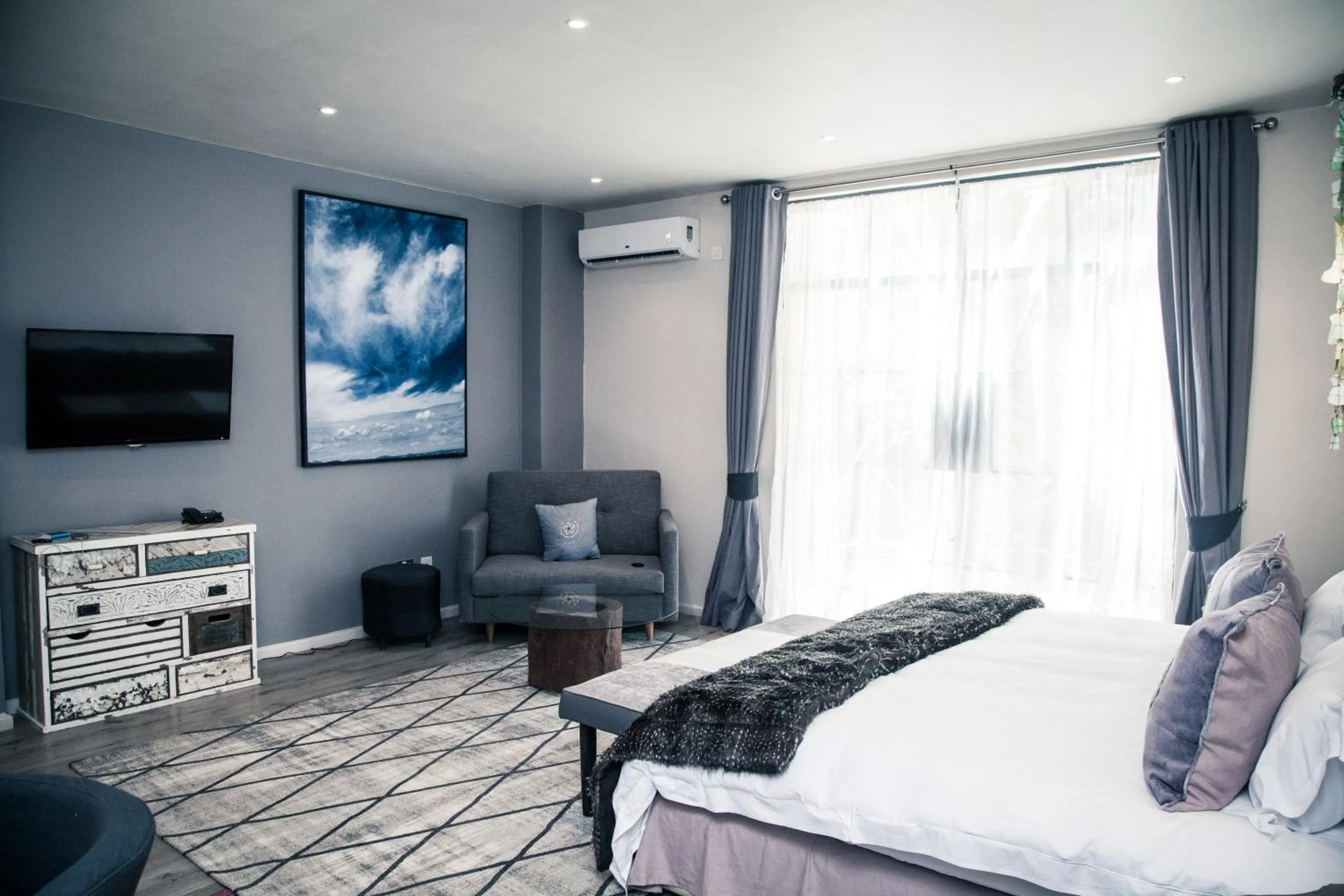 Seating area, Bed in Latitude 15 Degrees