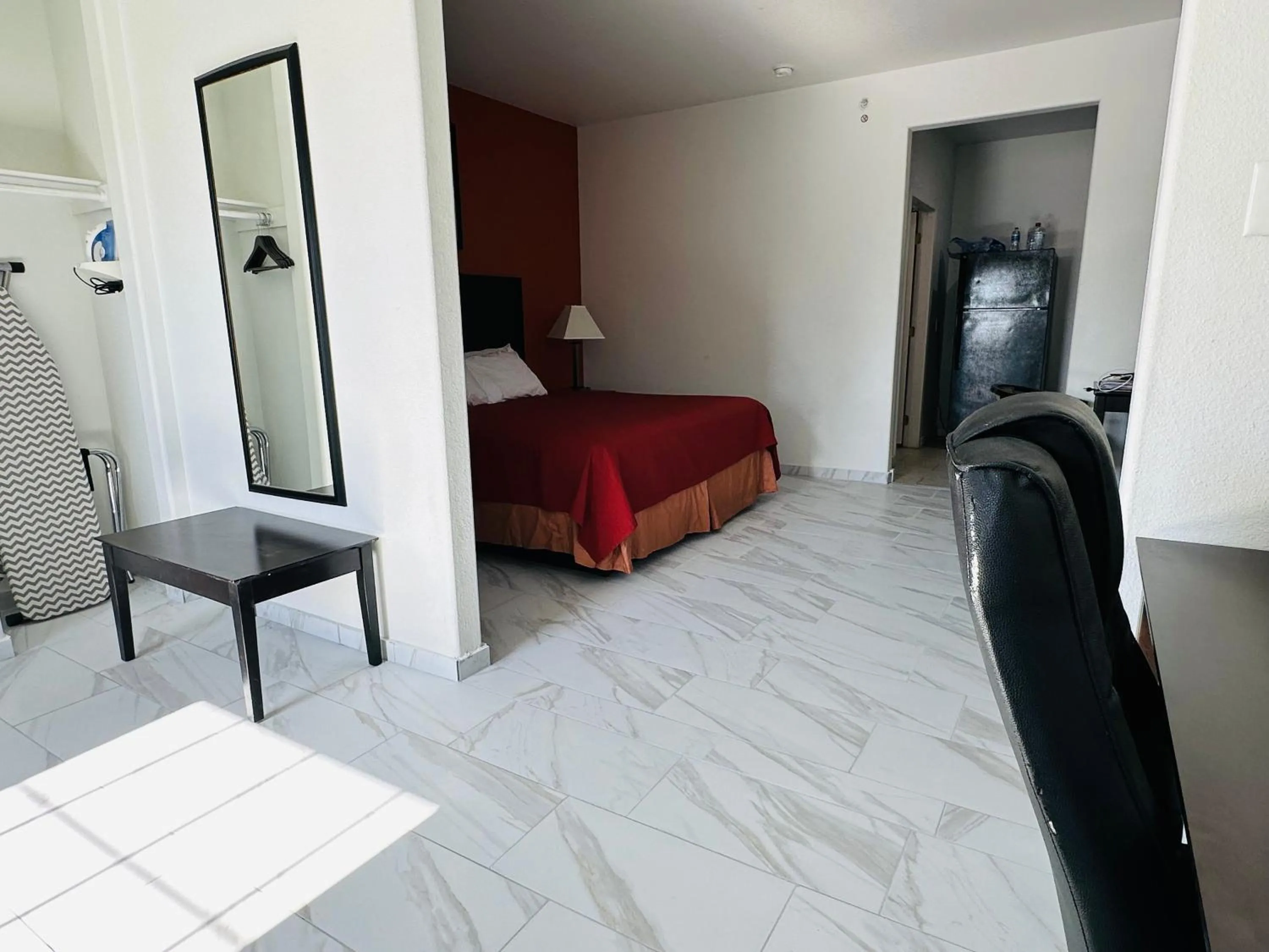 Bed in Lux Inn and Suites