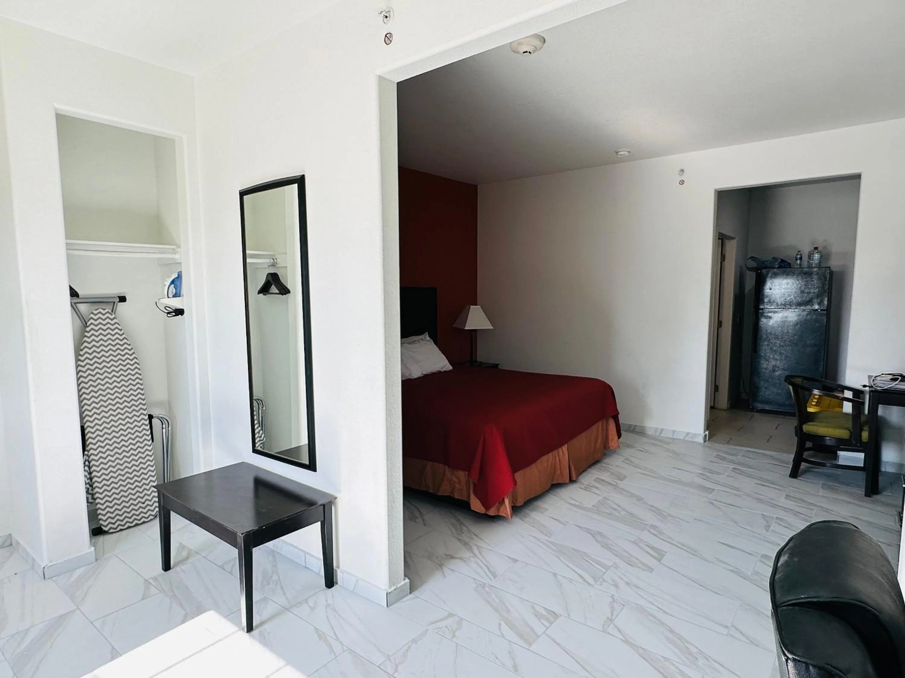 Bed in Lux Inn and Suites