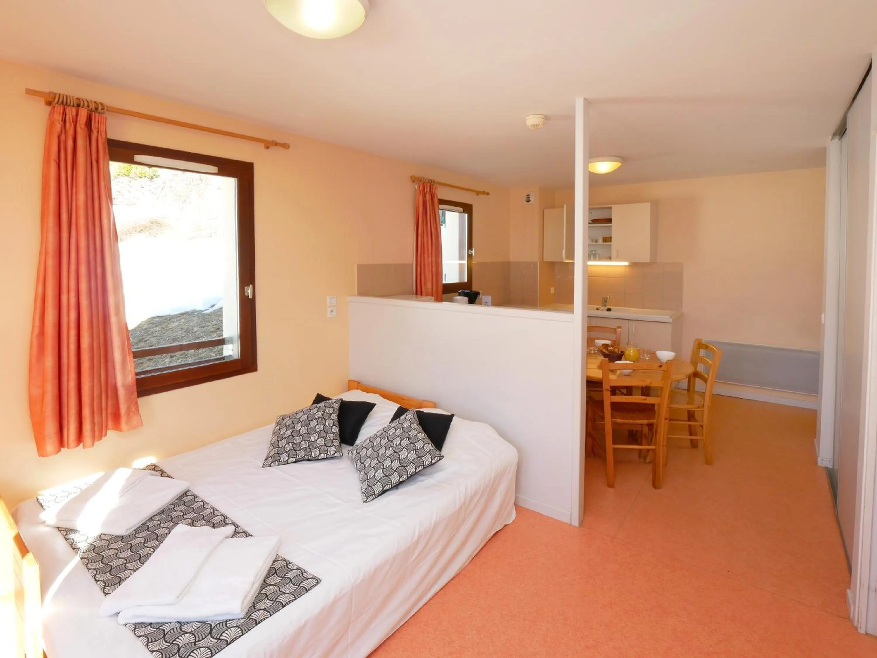 Dining area, Bed in ULVF Les Essertets