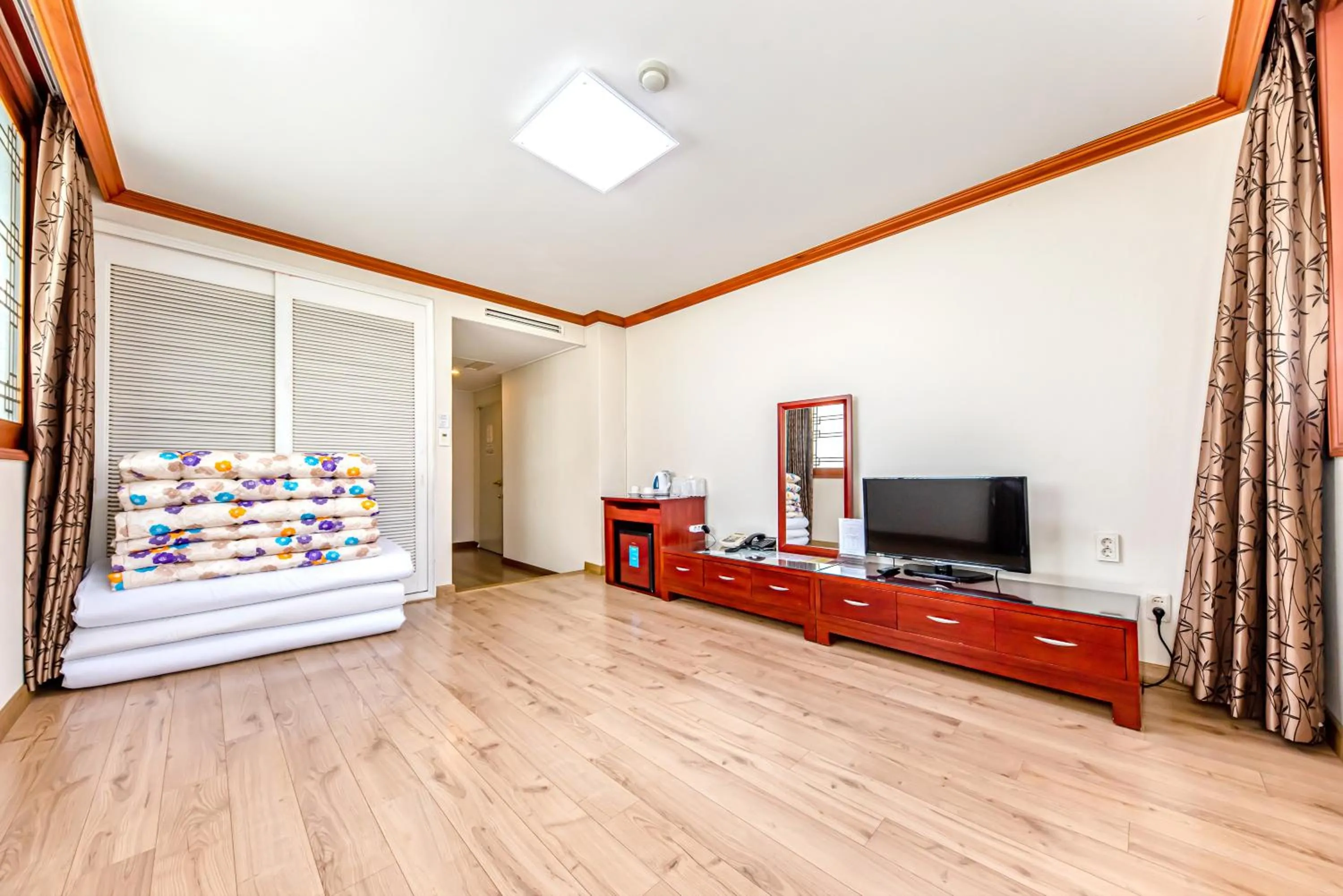 Bed in Samhaein Hotel