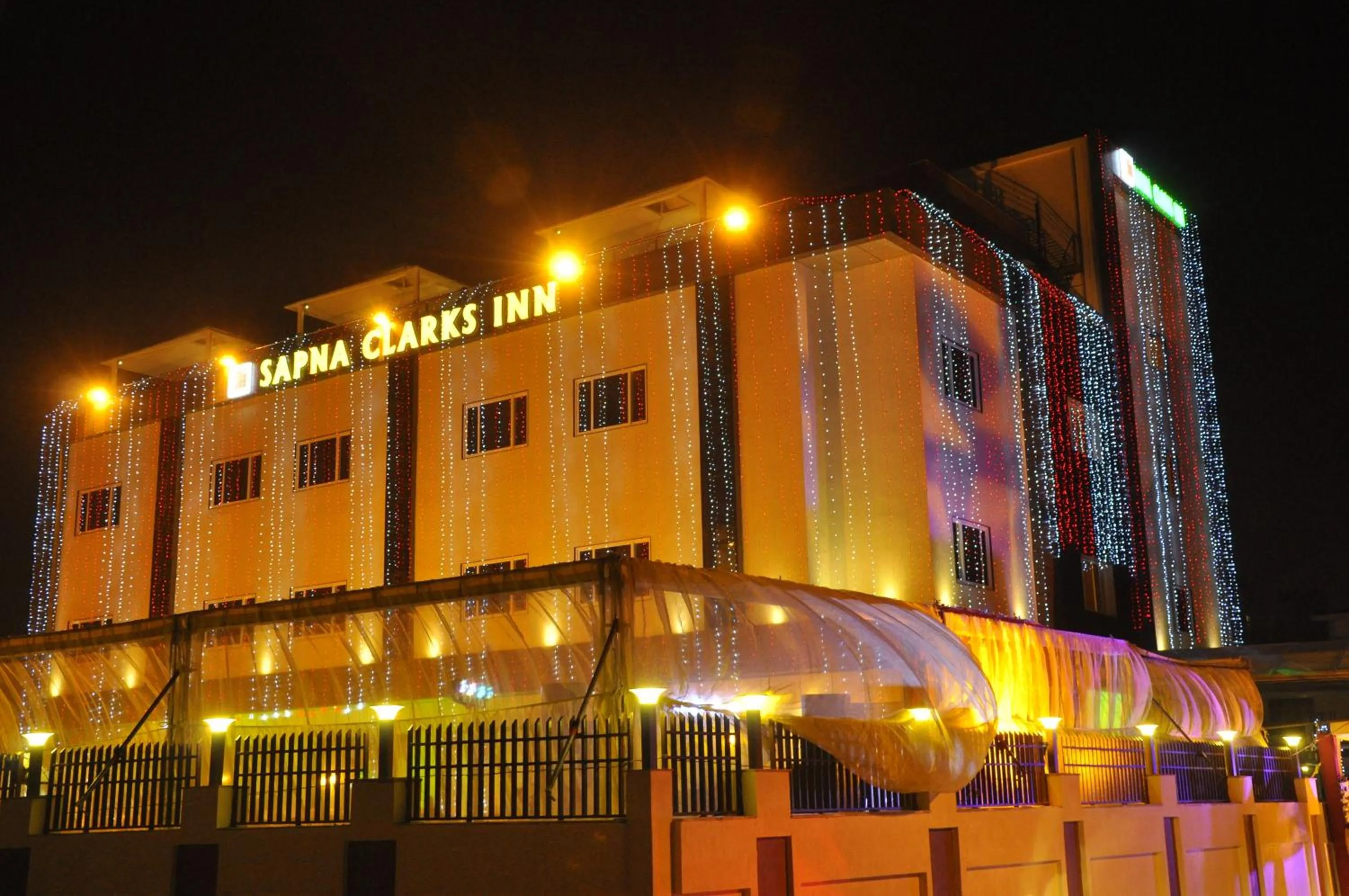 Facade/entrance in Sapna Clarks Inn Lucknow