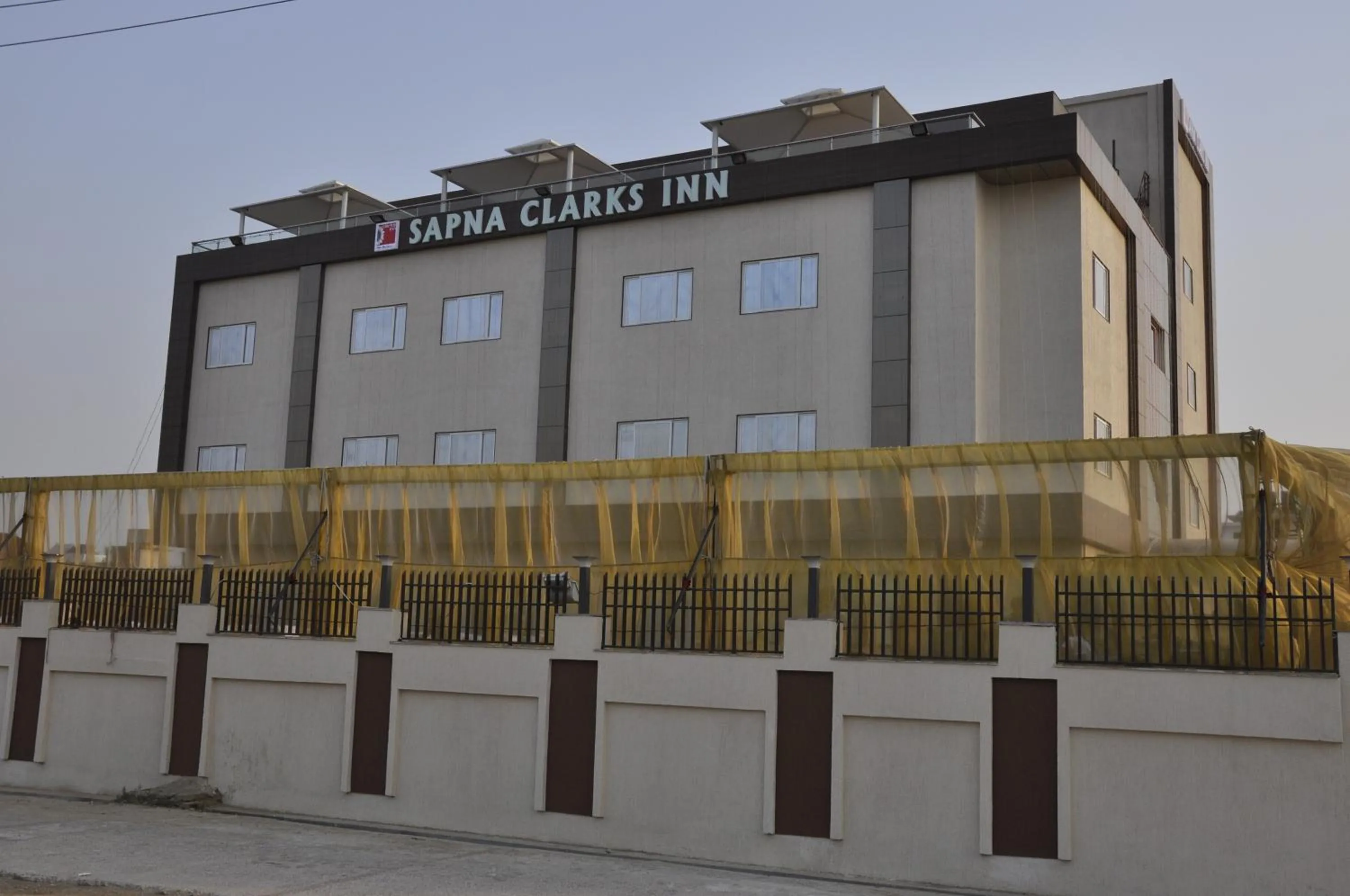 Facade/entrance in Sapna Clarks Inn Lucknow