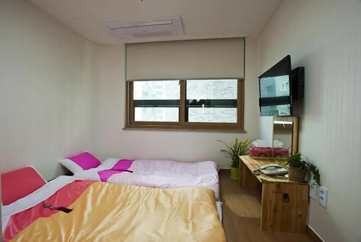 Day, Bed in Myeongdong Ecohouse