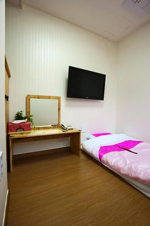 Decorative detail, Bed in Myeongdong Ecohouse