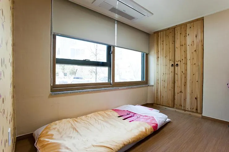 Day, Bed in Myeongdong Ecohouse