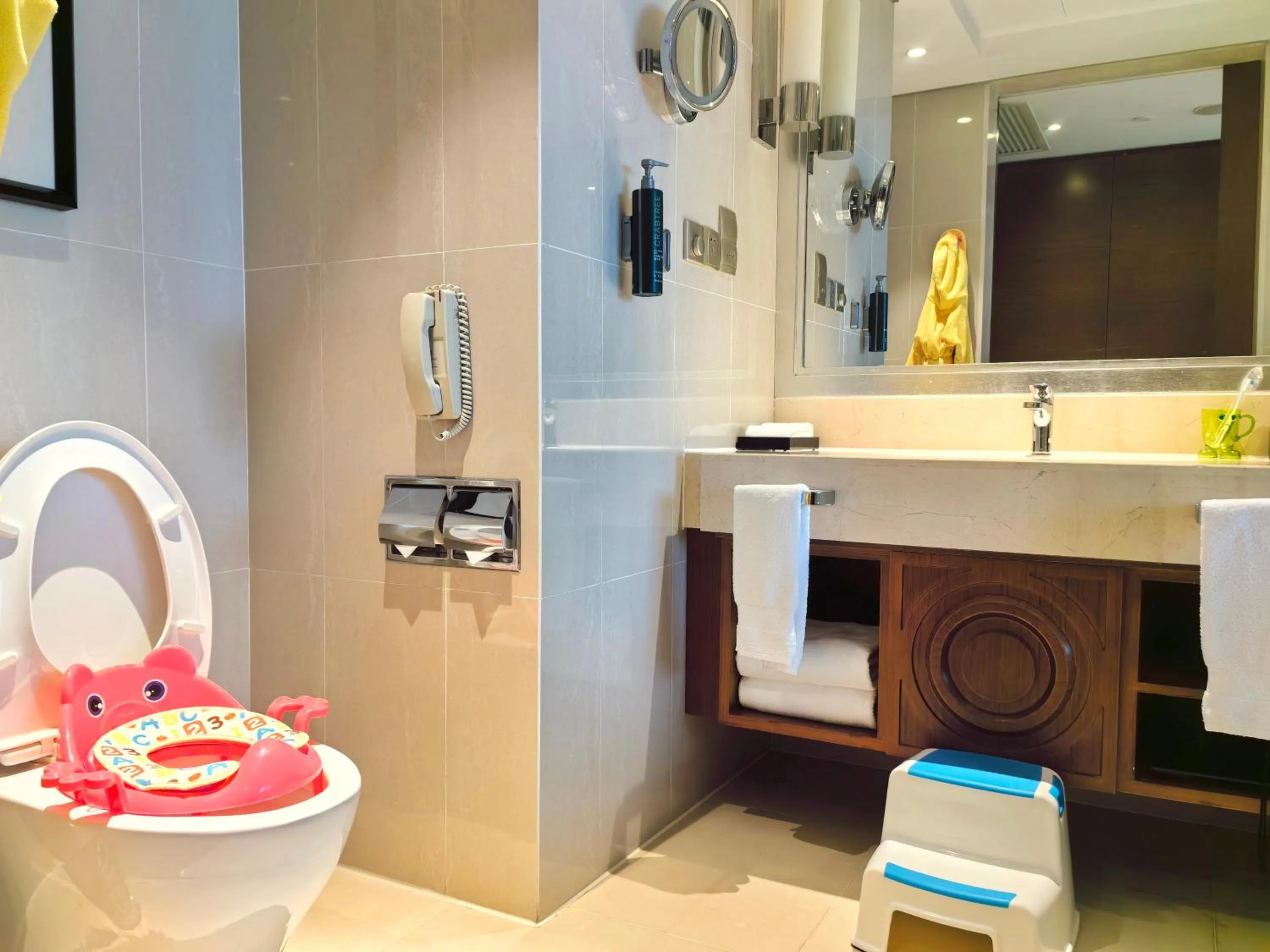 Toilet in DoubleTree by Hilton Ningbo - Chunxiao