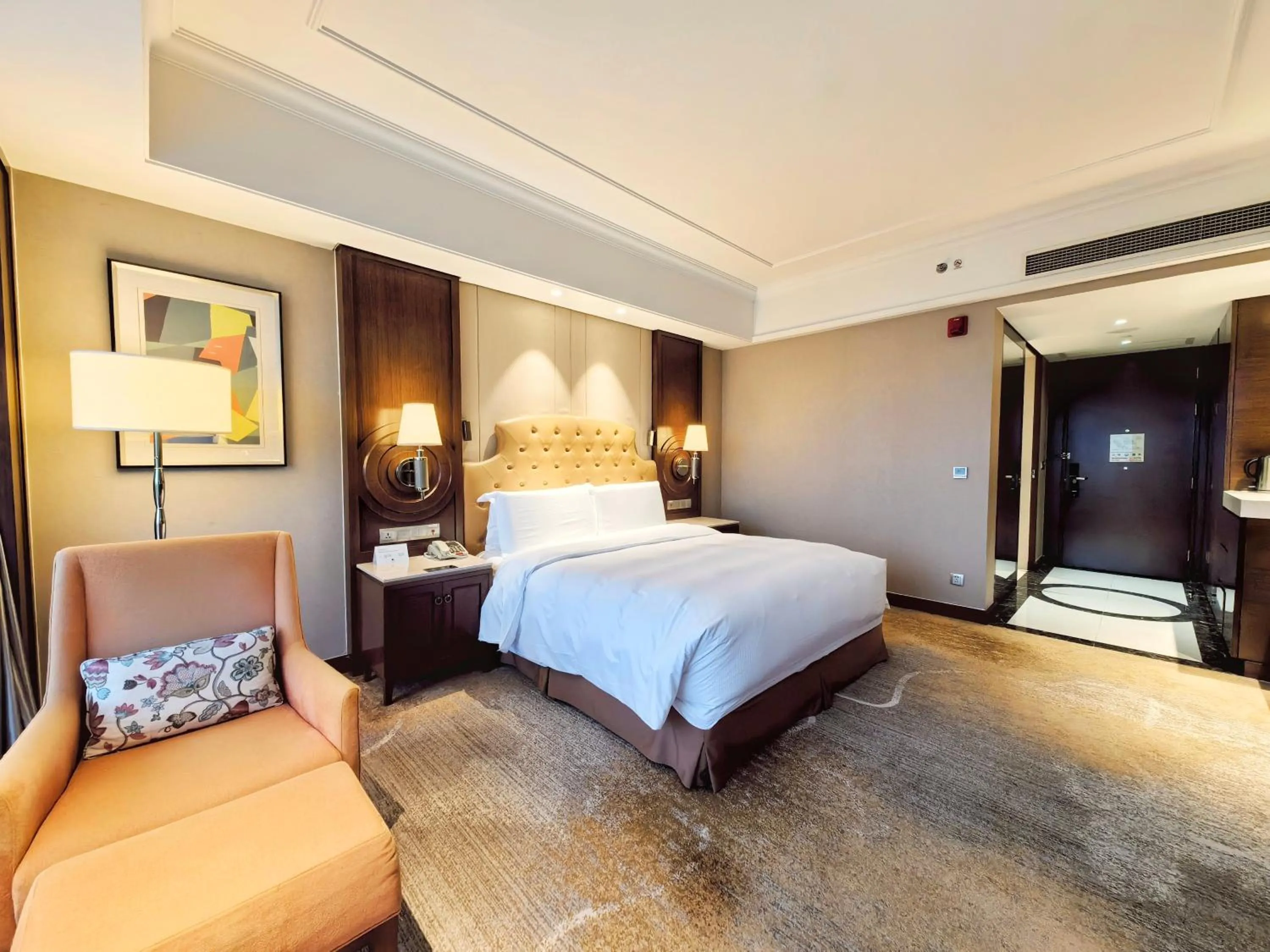Photo of the whole room, Bed in DoubleTree by Hilton Ningbo - Chunxiao