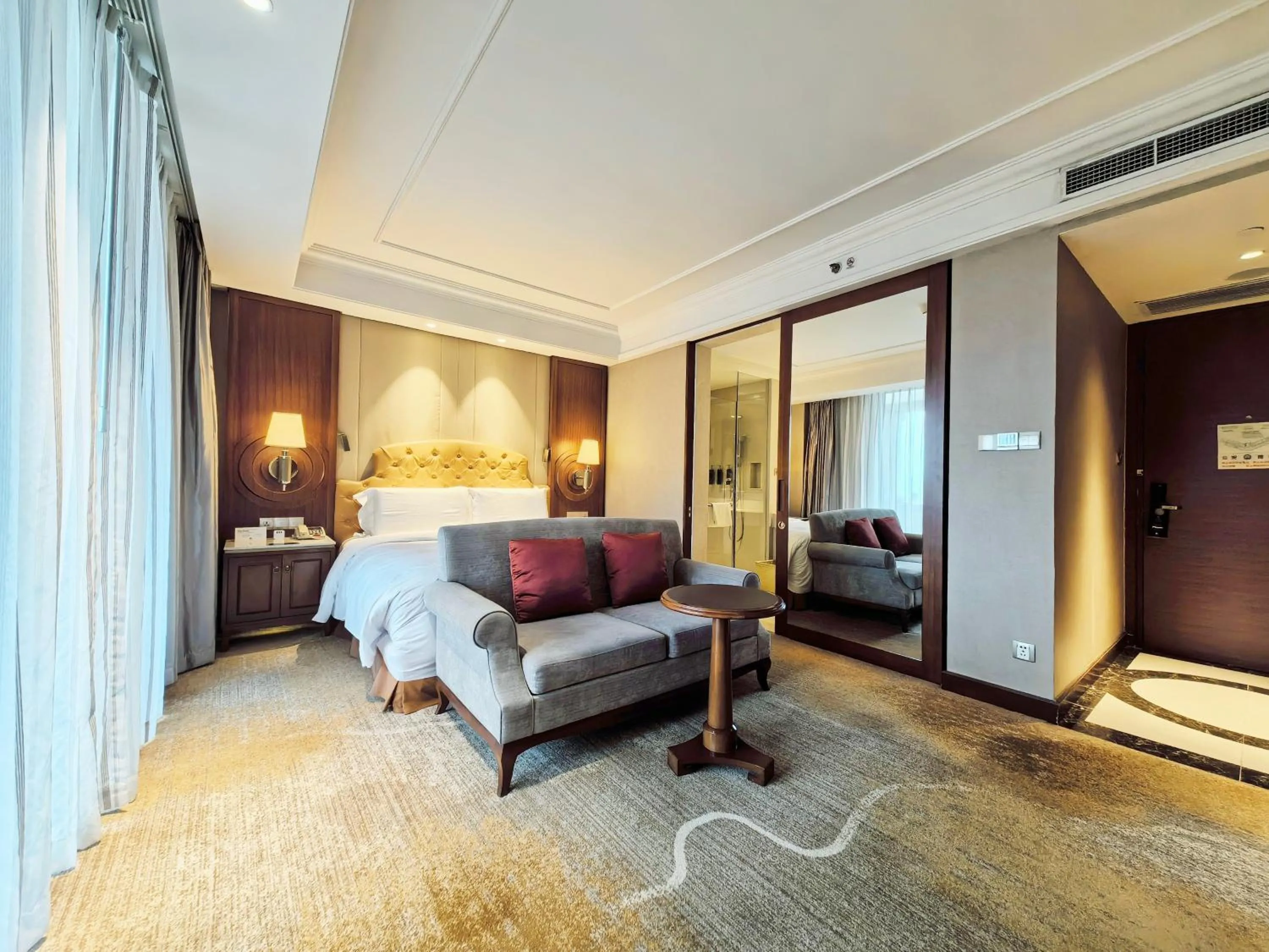 Photo of the whole room, Bed in DoubleTree by Hilton Ningbo - Chunxiao