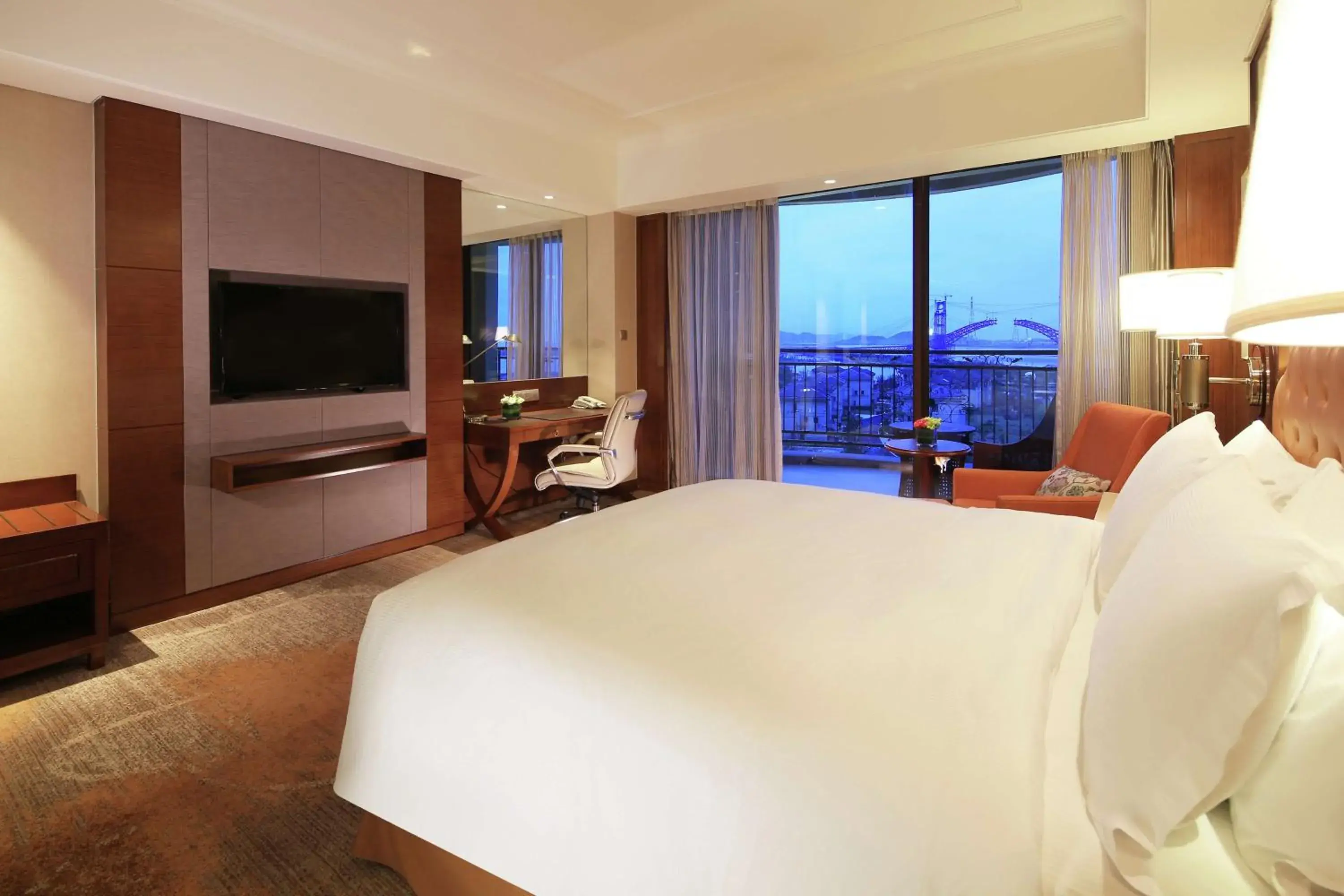 King Guest Room with Sea View in DoubleTree by Hilton Ningbo - Chunxiao King Guest Room with Sea View in DoubleTree by Hilton Ningbo - Chunxiao