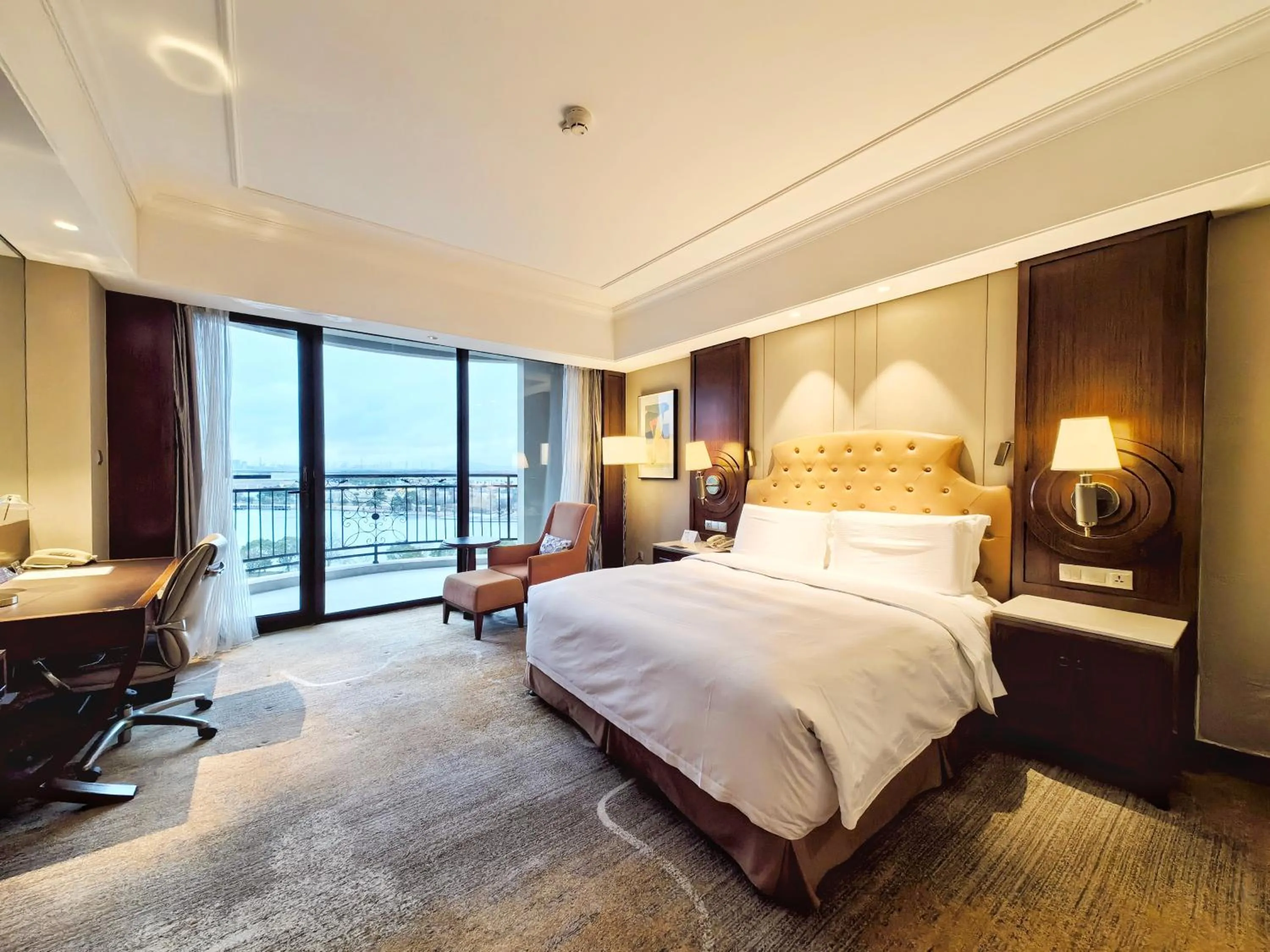 Photo of the whole room, Bed in DoubleTree by Hilton Ningbo - Chunxiao
