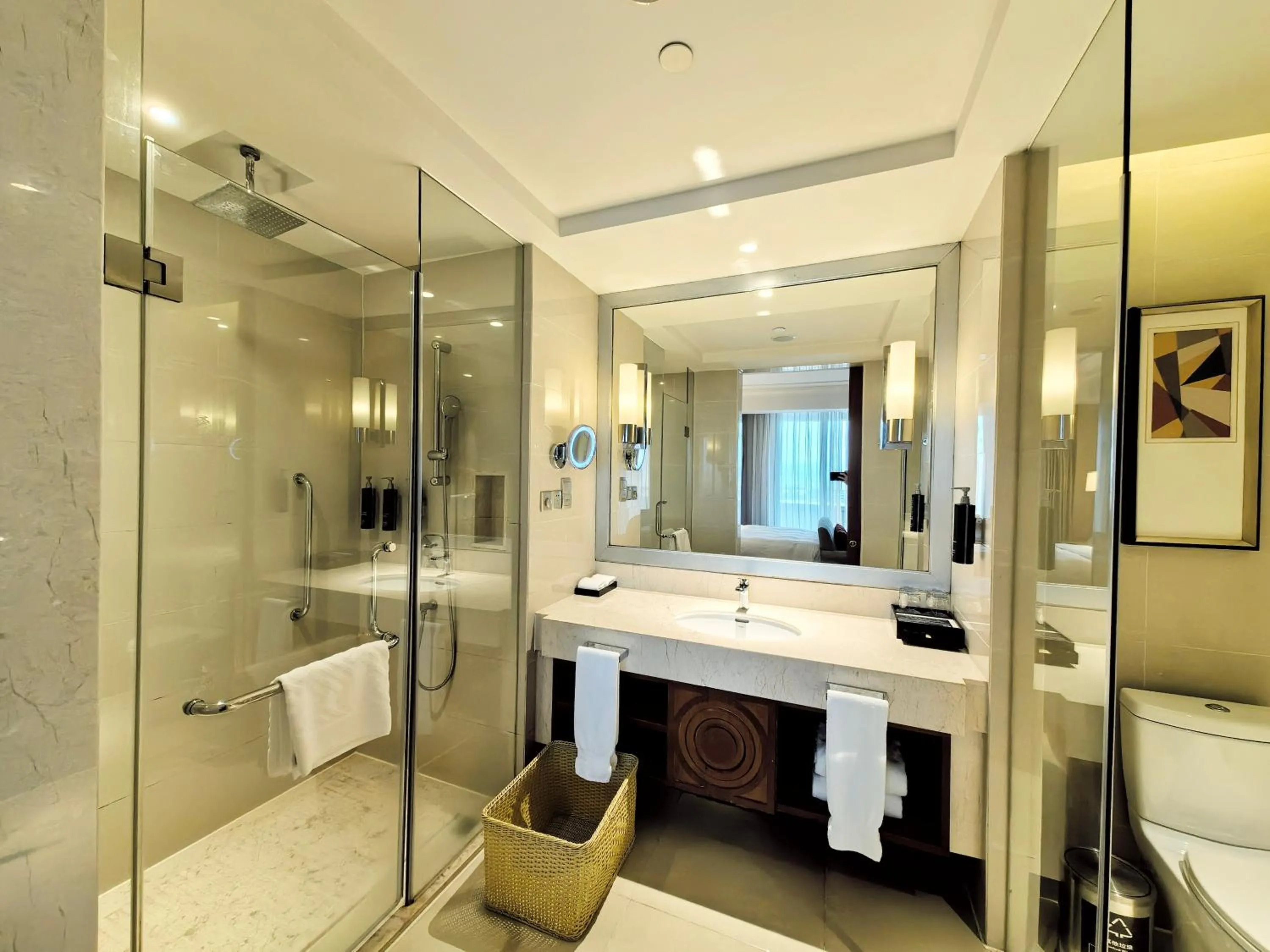 Toilet in DoubleTree by Hilton Ningbo - Chunxiao