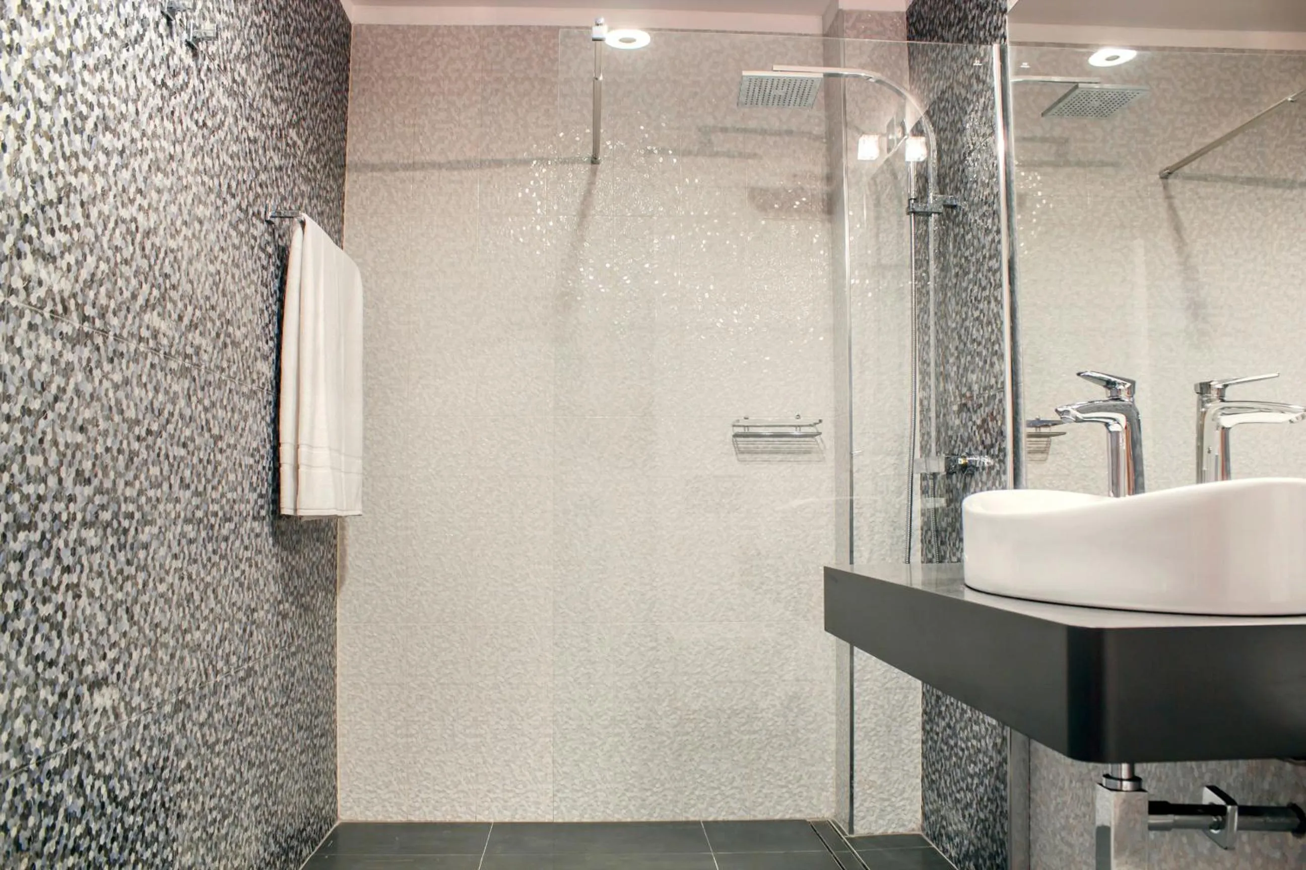 Shower in Santa Cruz Apartments