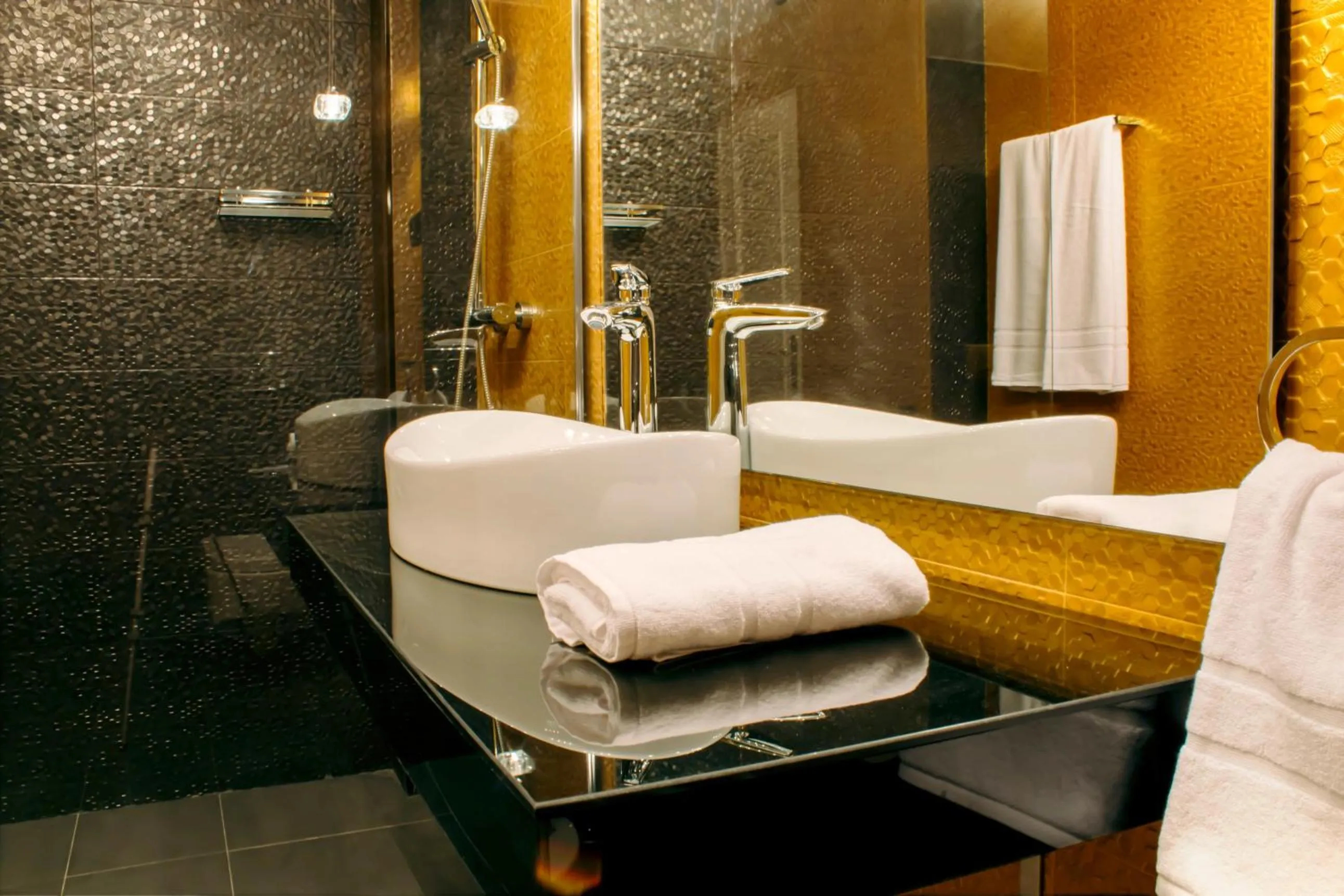 Shower in Santa Cruz Apartments