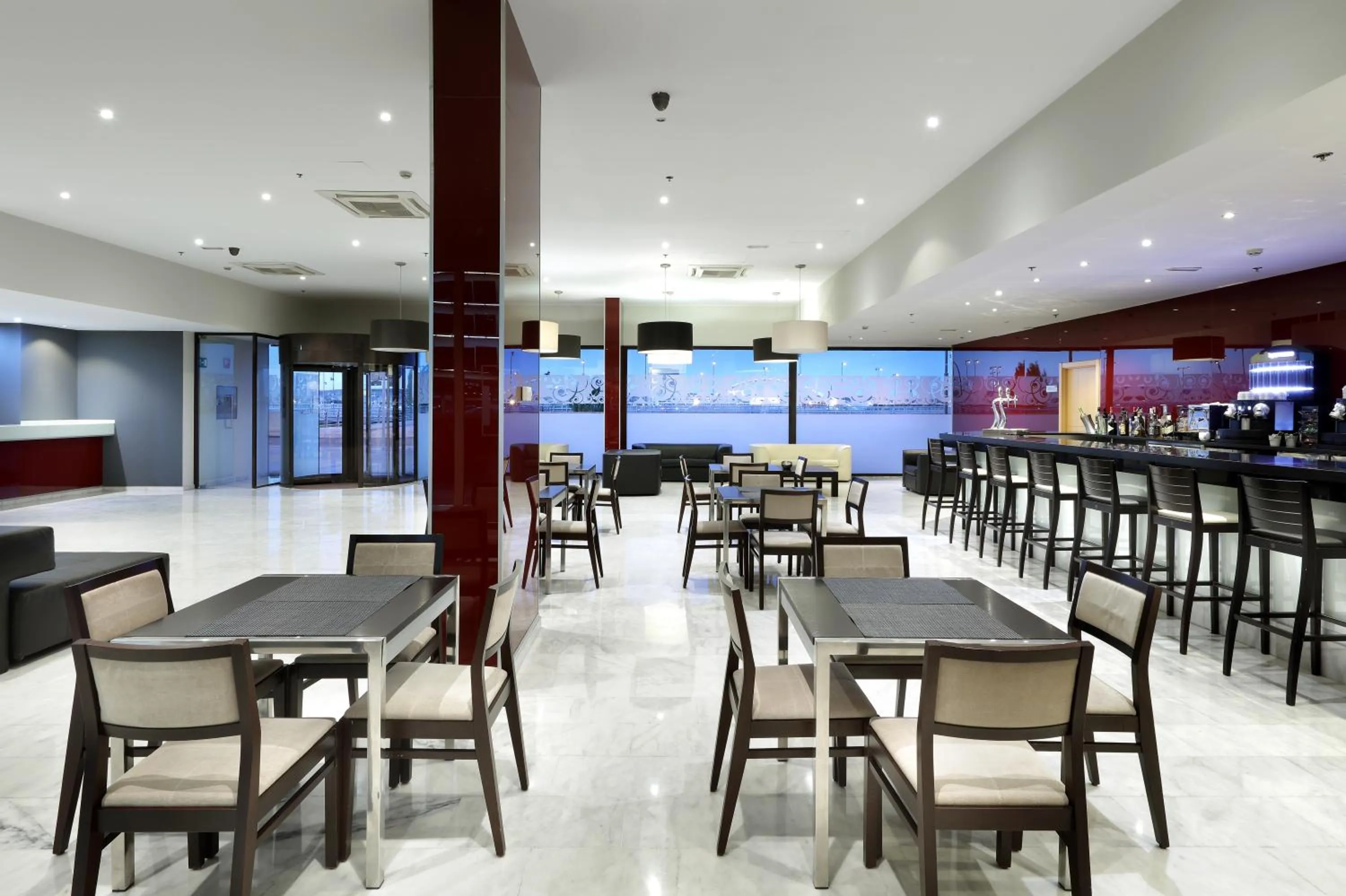 Lounge or bar in Eurostars Zaragoza