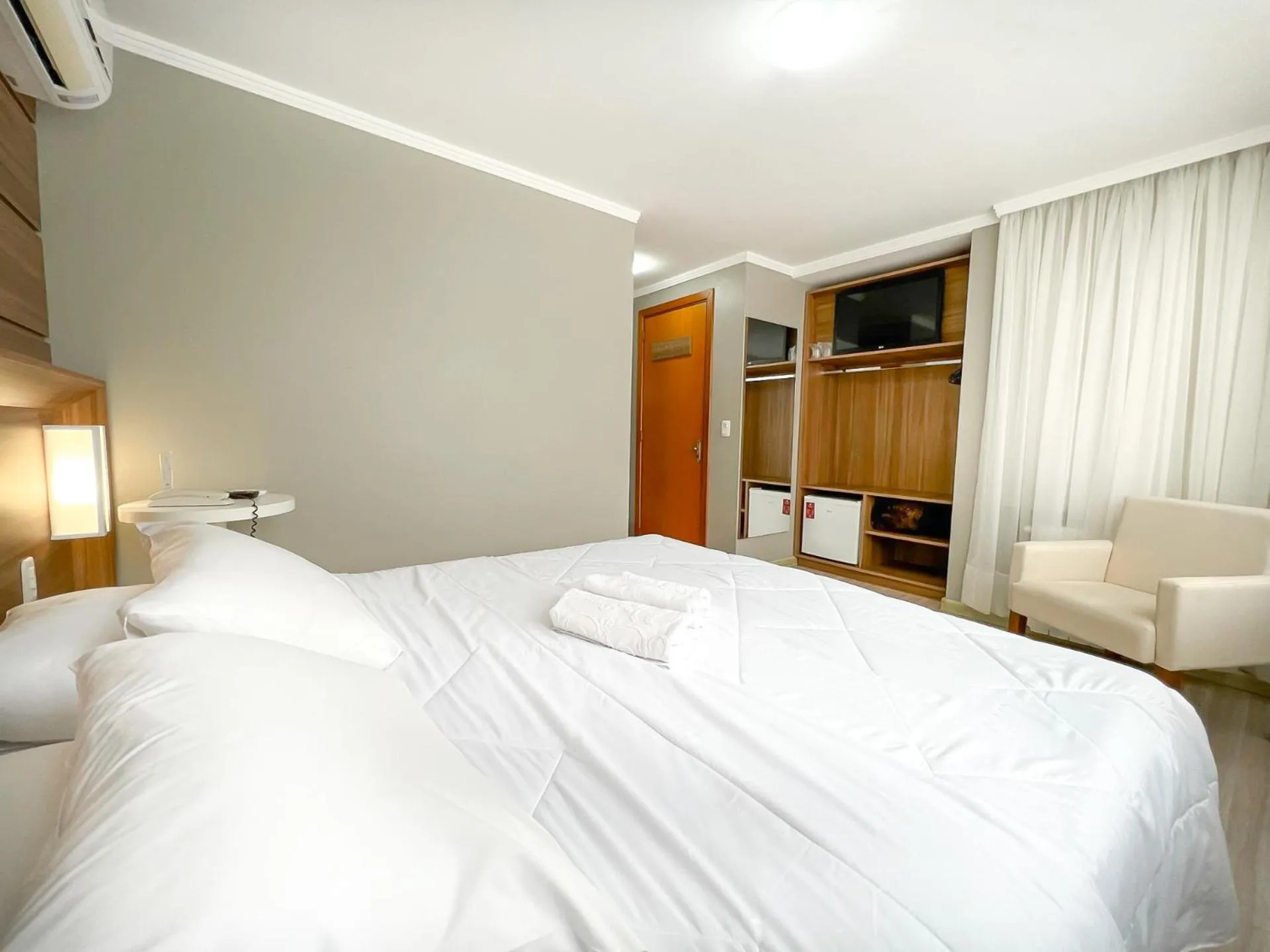 microwave, Bed in Pousada Viena