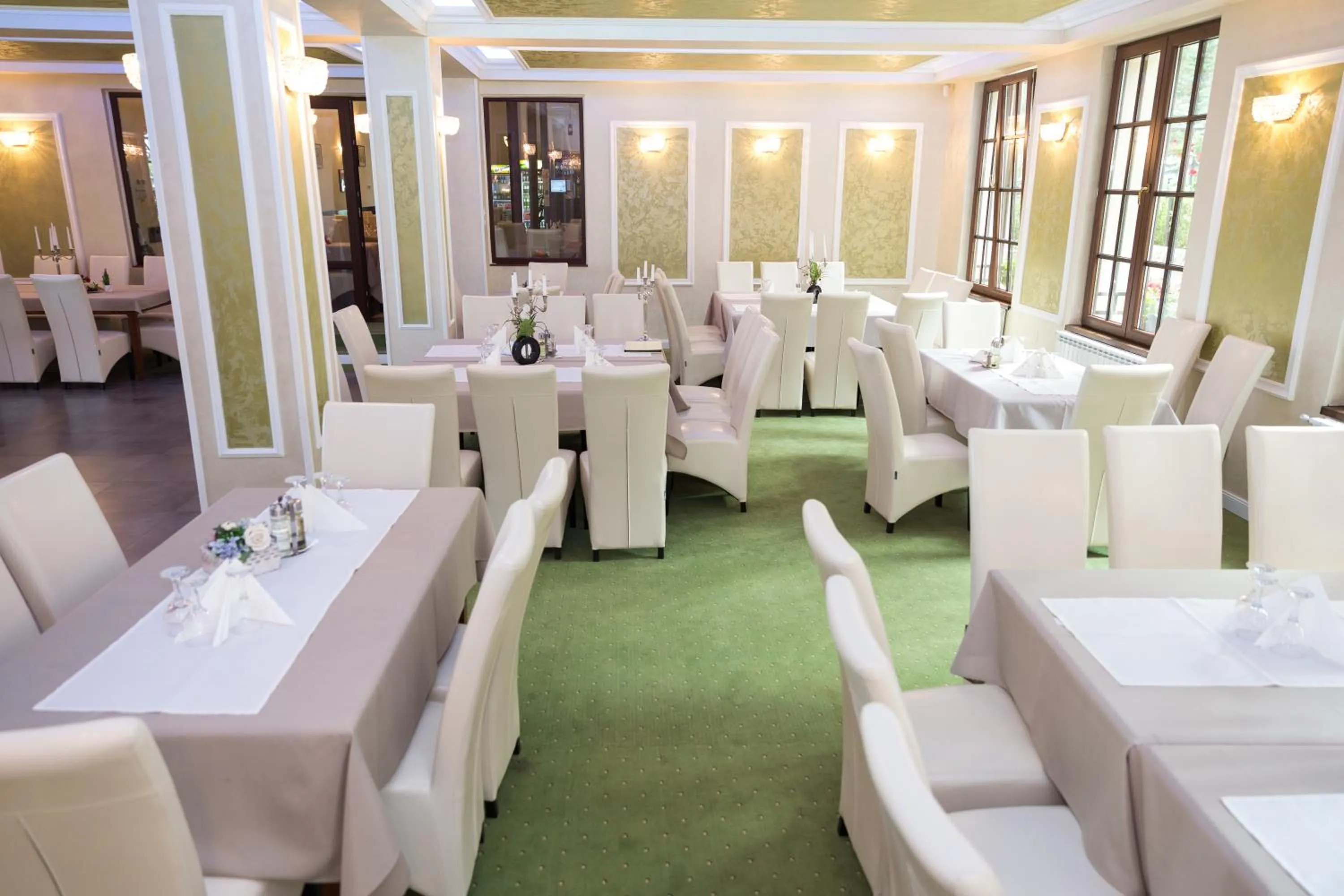 Restaurant/places to eat in Complex Parc Pini Moinesti