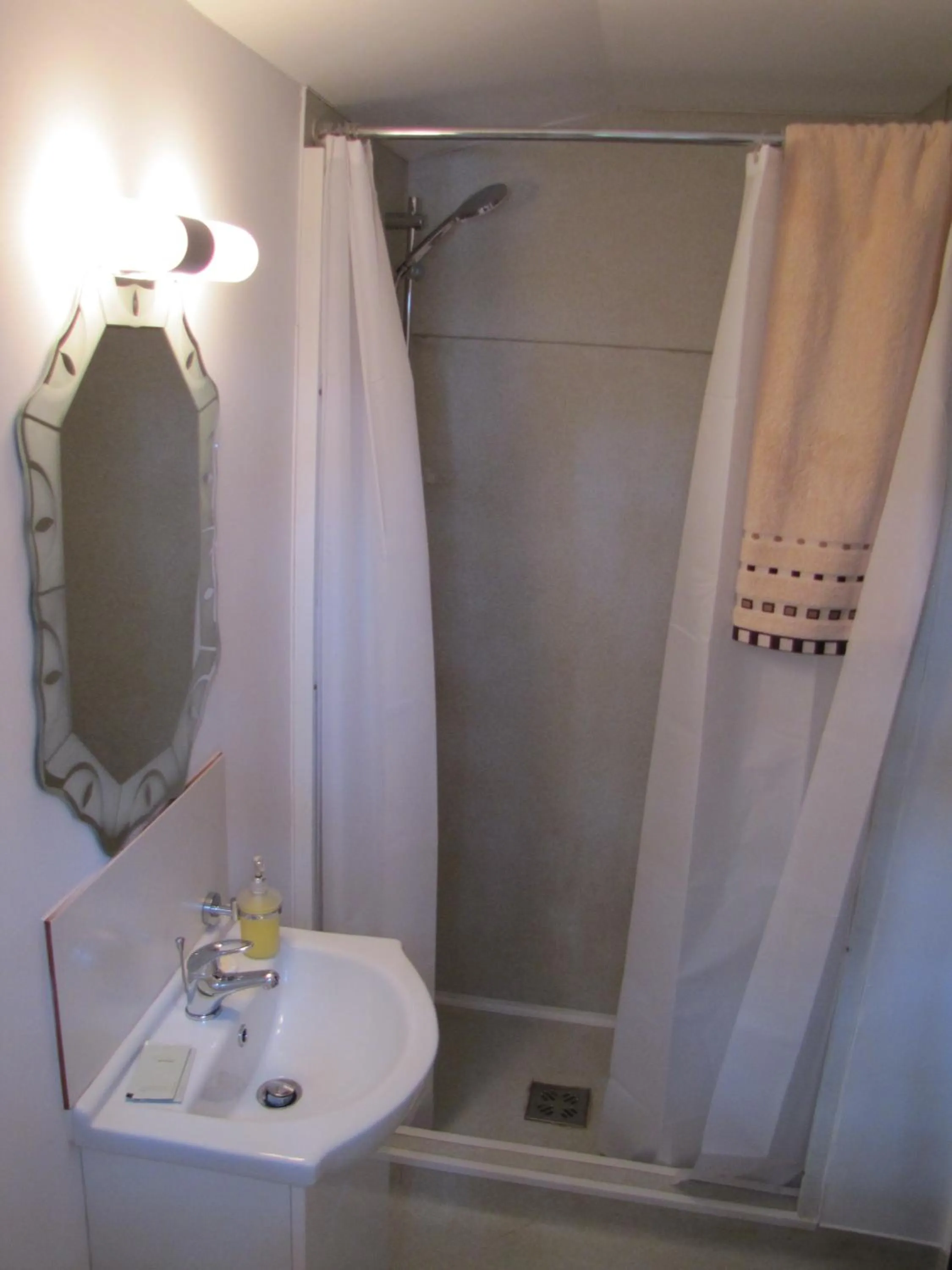 Shower in Complex Parc Pini Moinesti