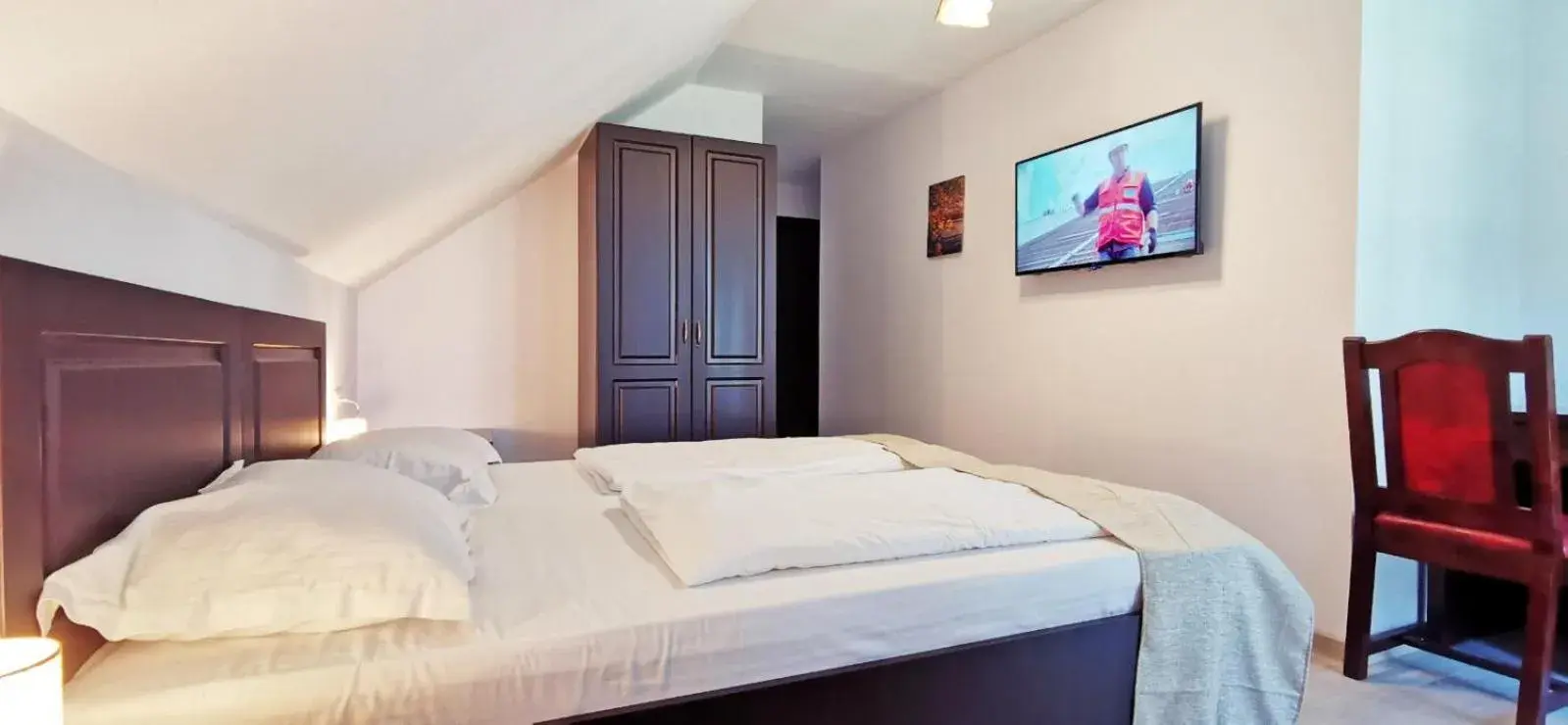 Deluxe Triple Room in Complex Parc Pini Moinesti Deluxe Triple Room in Complex Parc Pini Moinesti