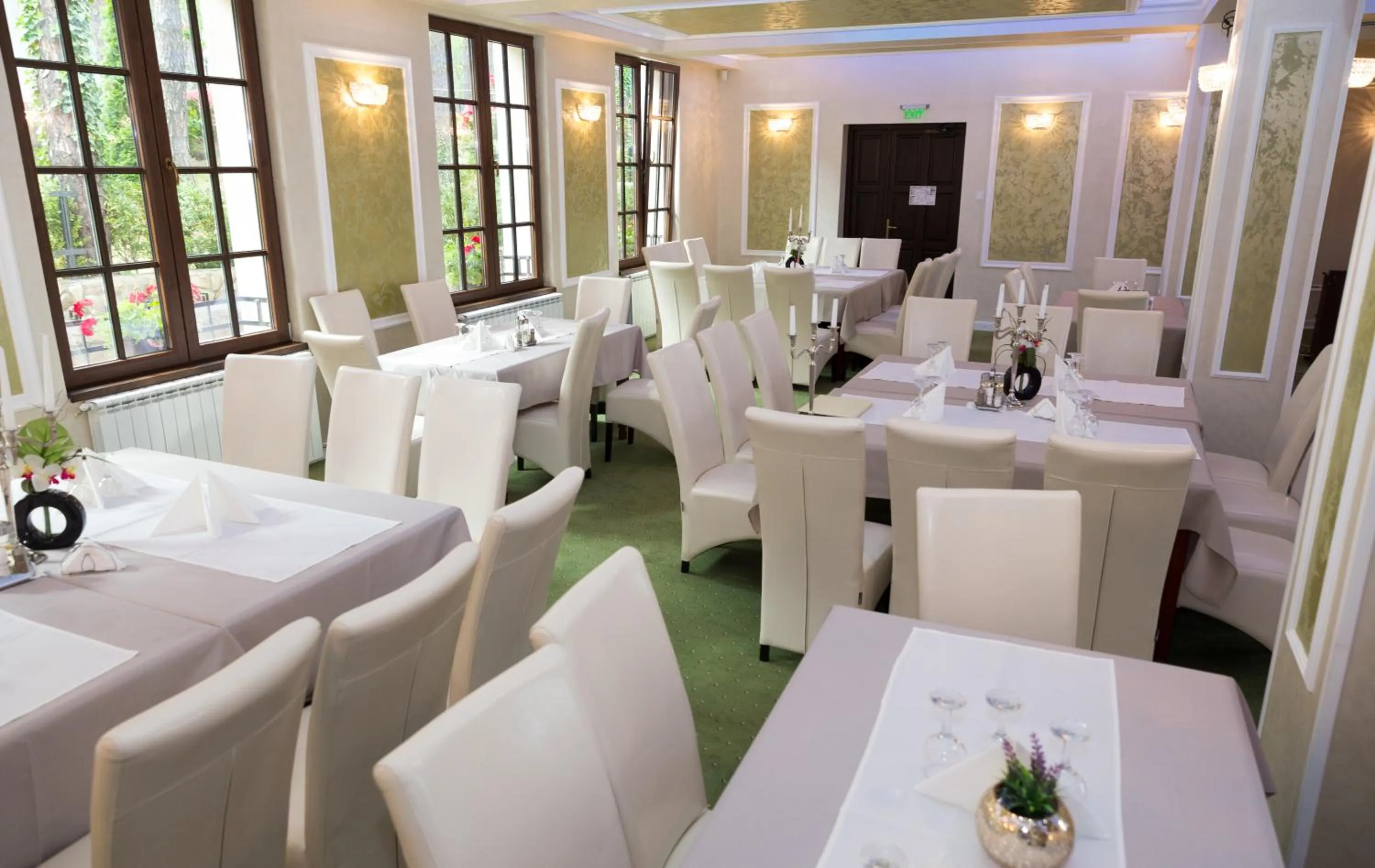 Restaurant/places to eat in Complex Parc Pini Moinesti