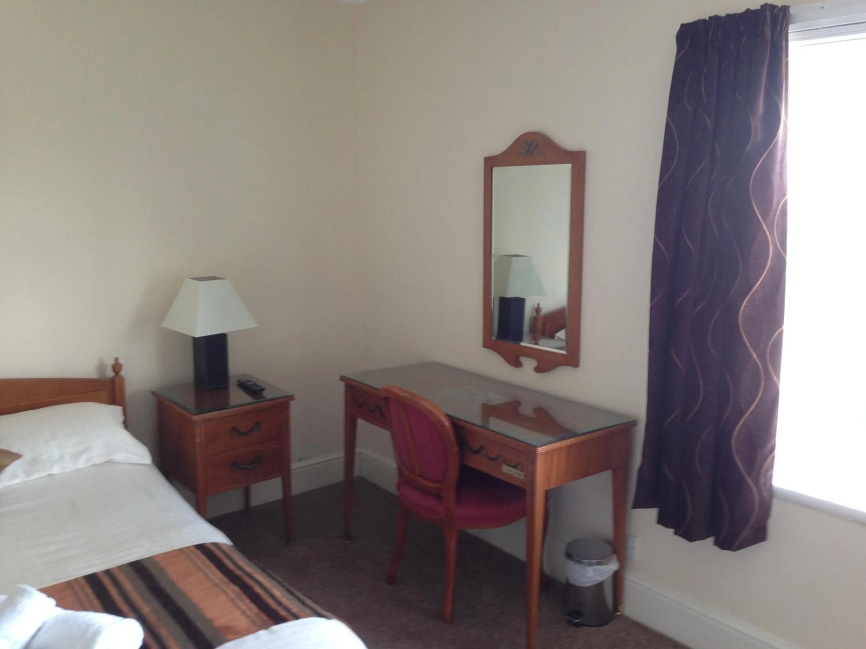 Seating area, Bed in Victoria hotel