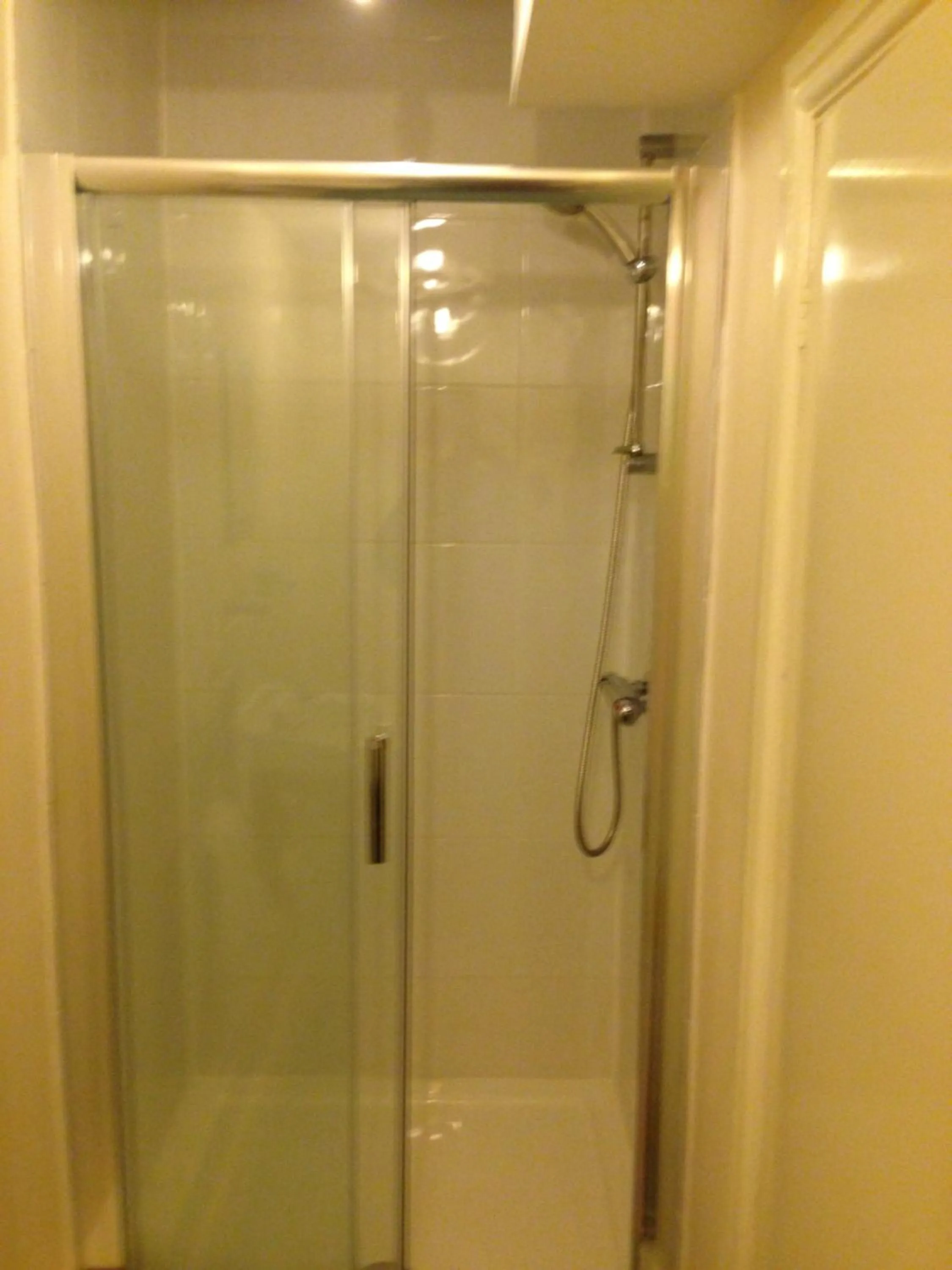 Shower in Victoria hotel