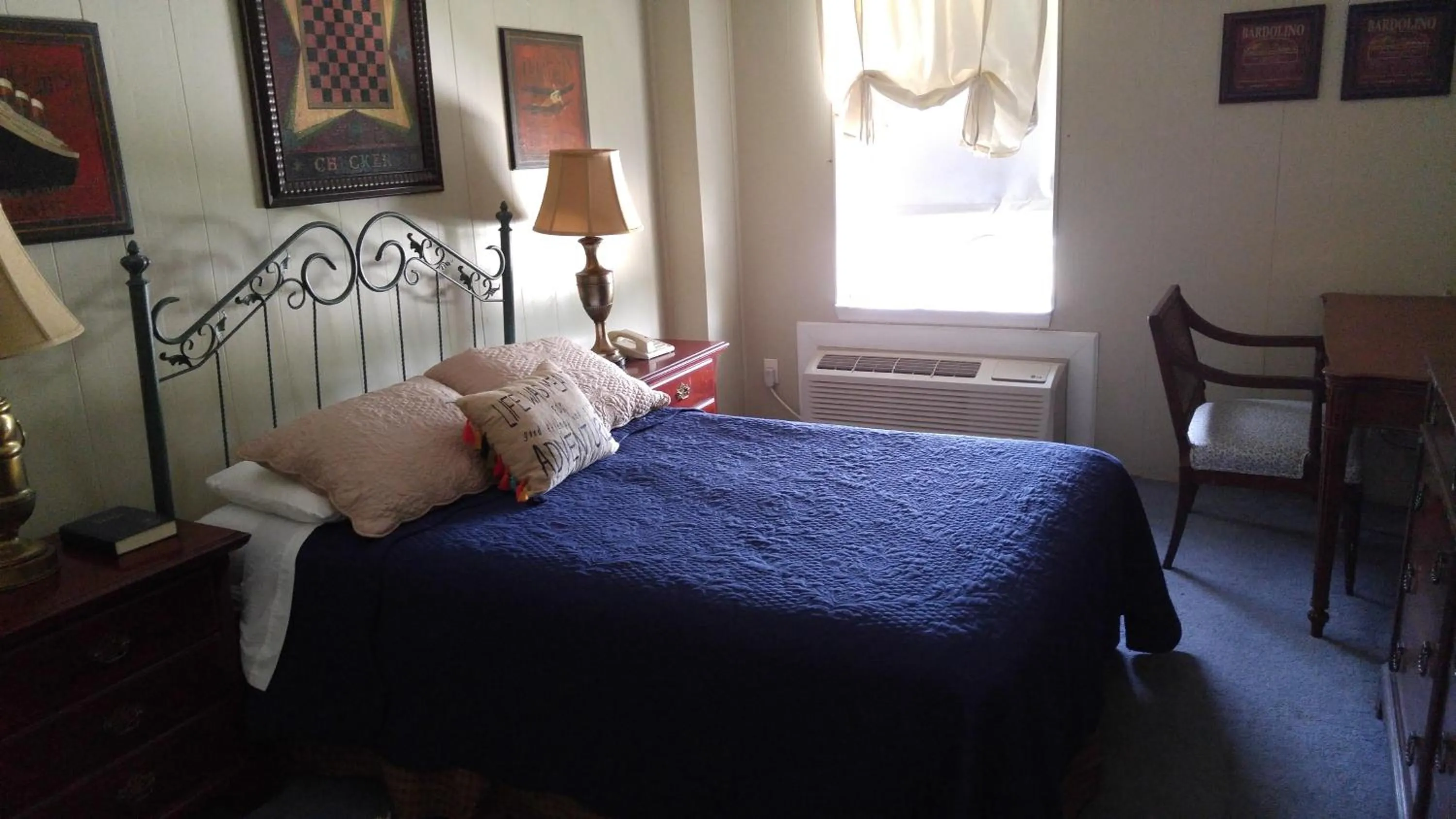 Photo of the whole room in Seminole Inn