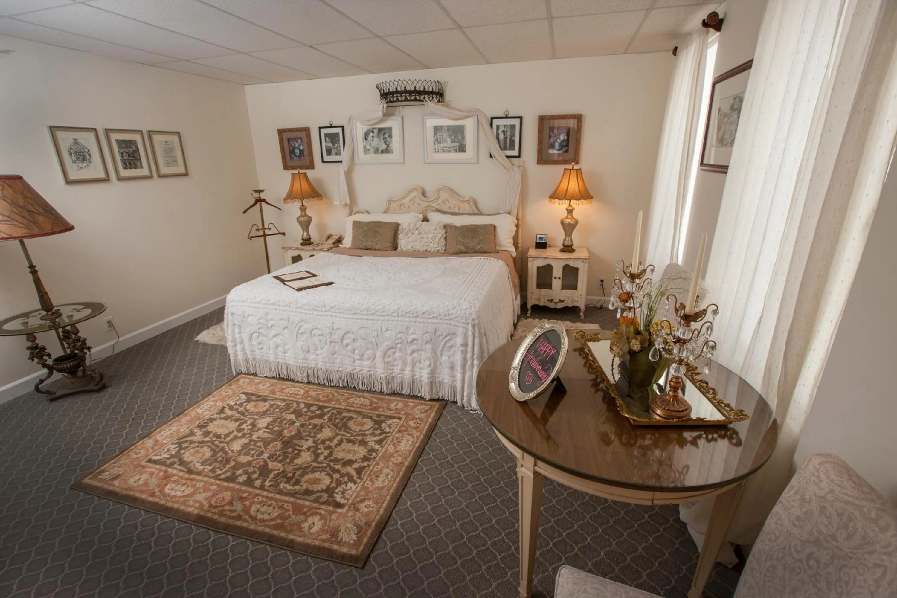 Photo of the whole room in Seminole Inn