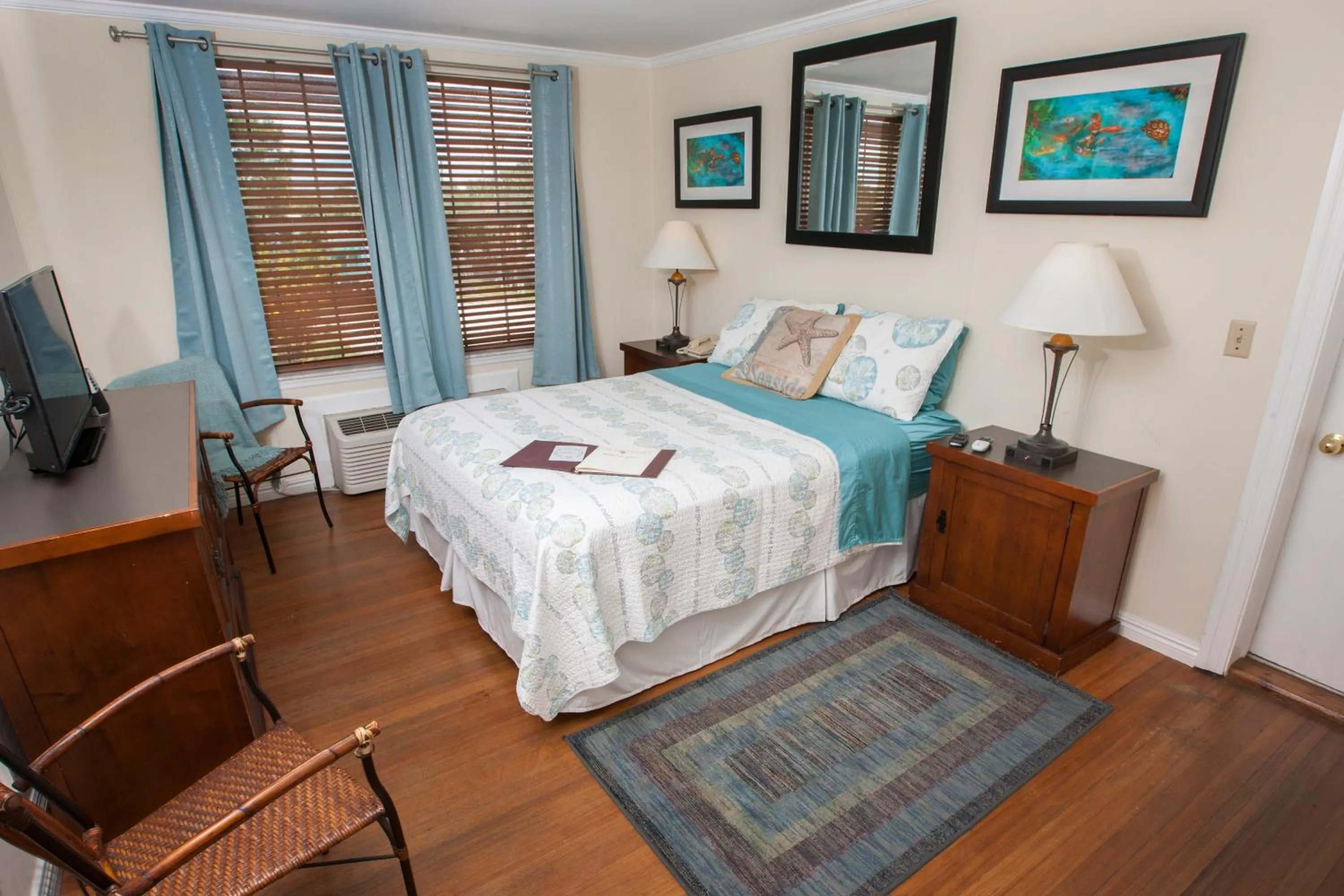 Photo of the whole room in Seminole Inn