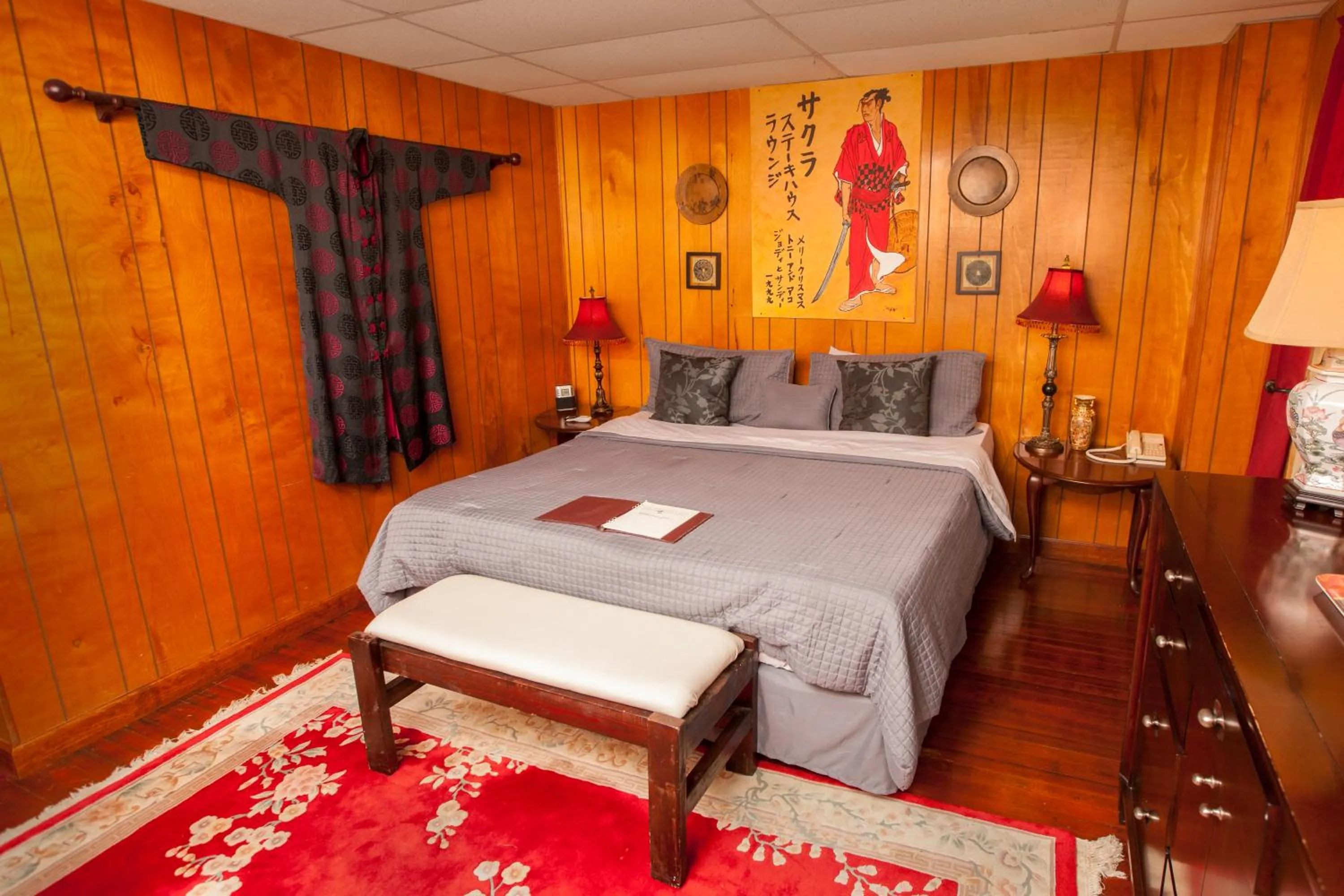 Photo of the whole room in Seminole Inn