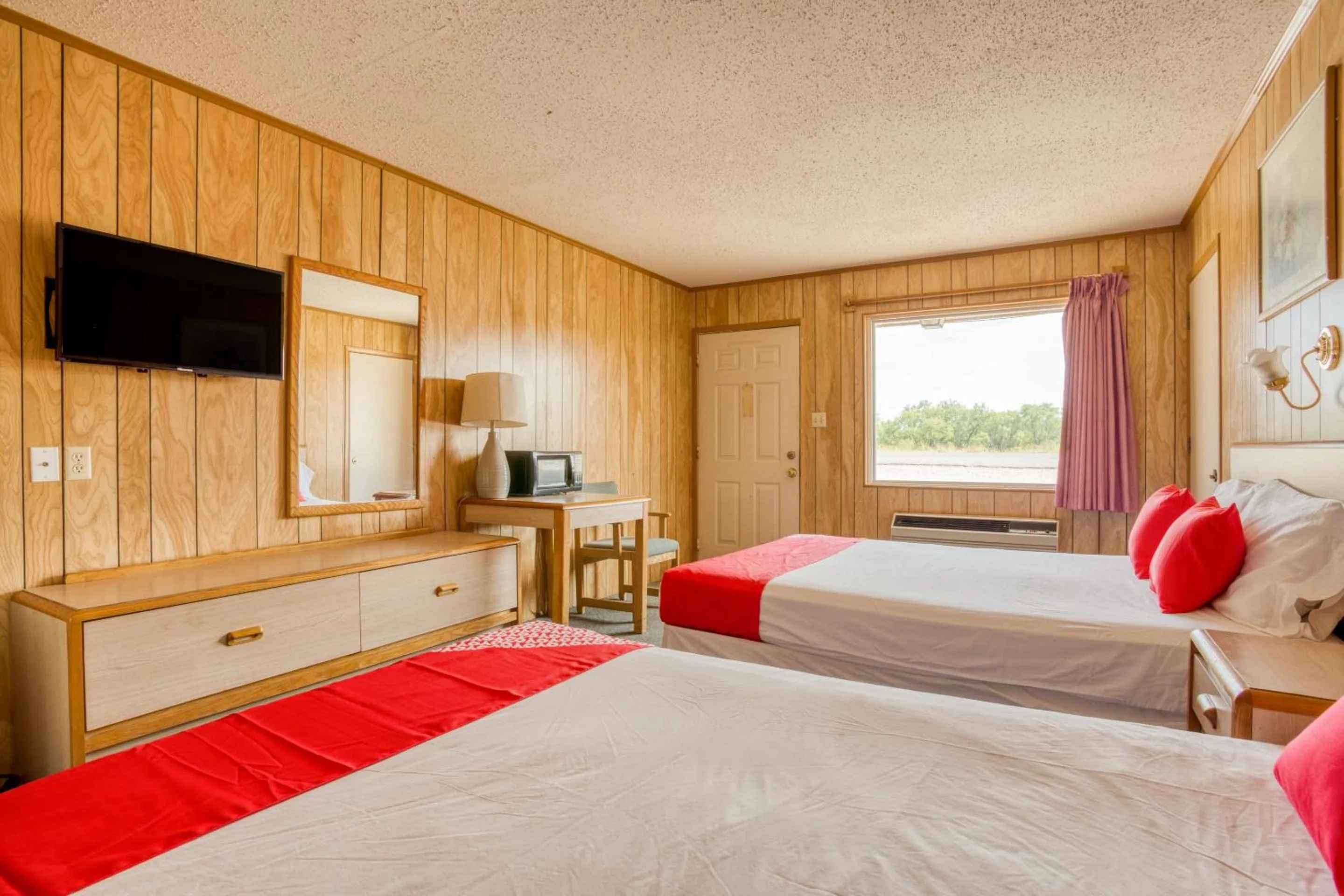 Bedroom in OYO Hotel Breckenridge TX Hubbard Creek Lake