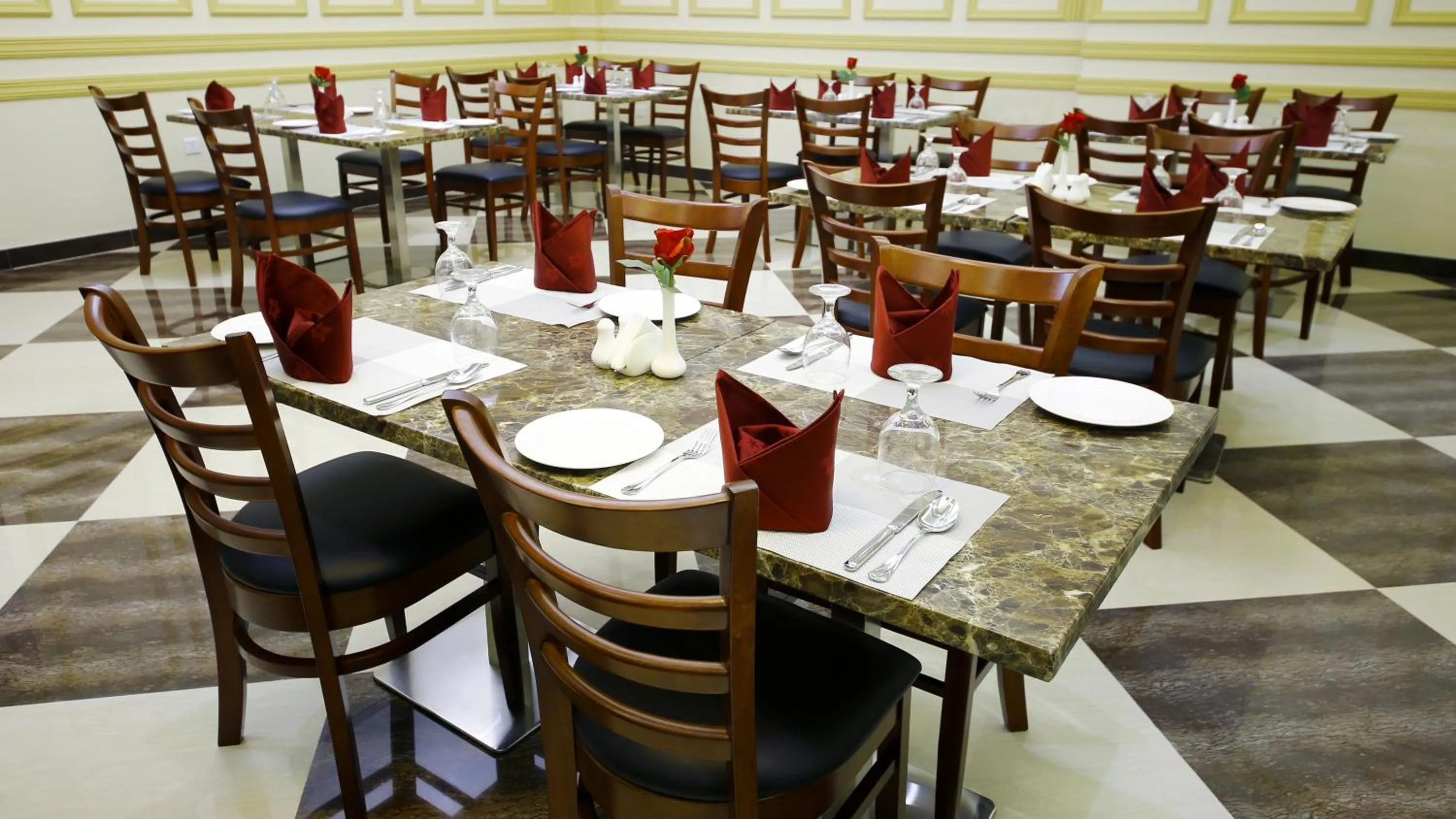 Restaurant/places to eat in Muscat International Hotel Plaza
