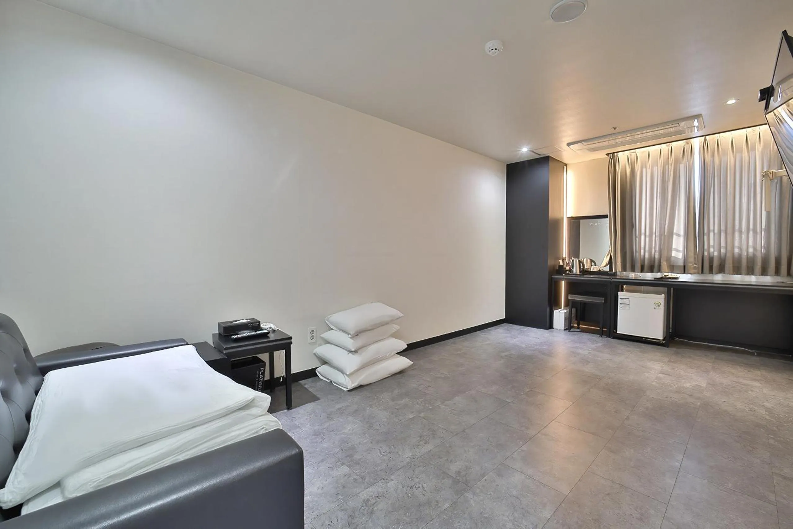 Bedroom, Bed in Busan Platinum Hotel Nampo