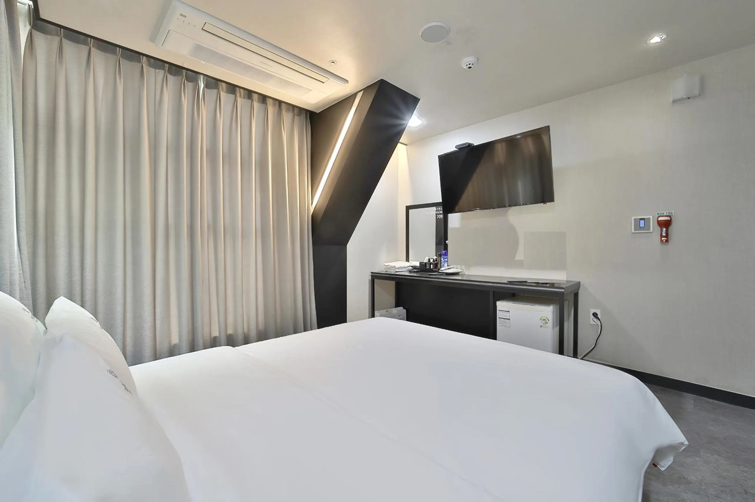 Bedroom, Bed in Busan Platinum Hotel Nampo