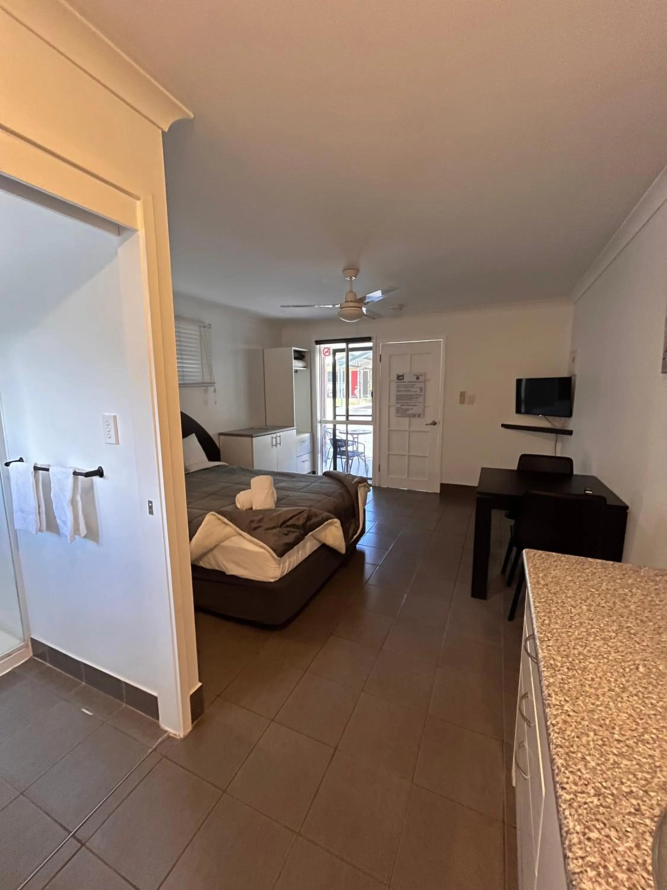 Bed in Agnes Palms Motel