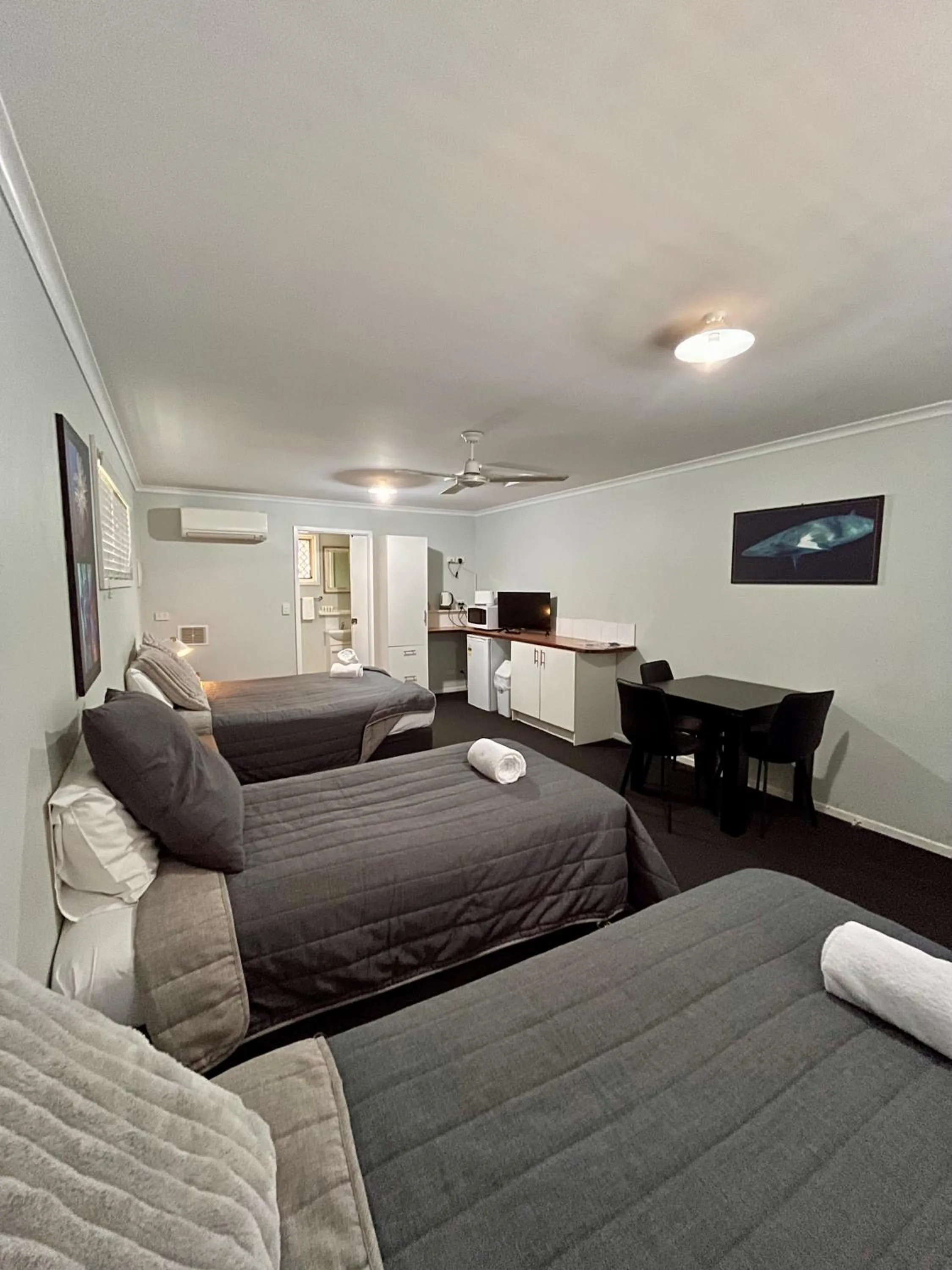 Bed in Agnes Palms Motel