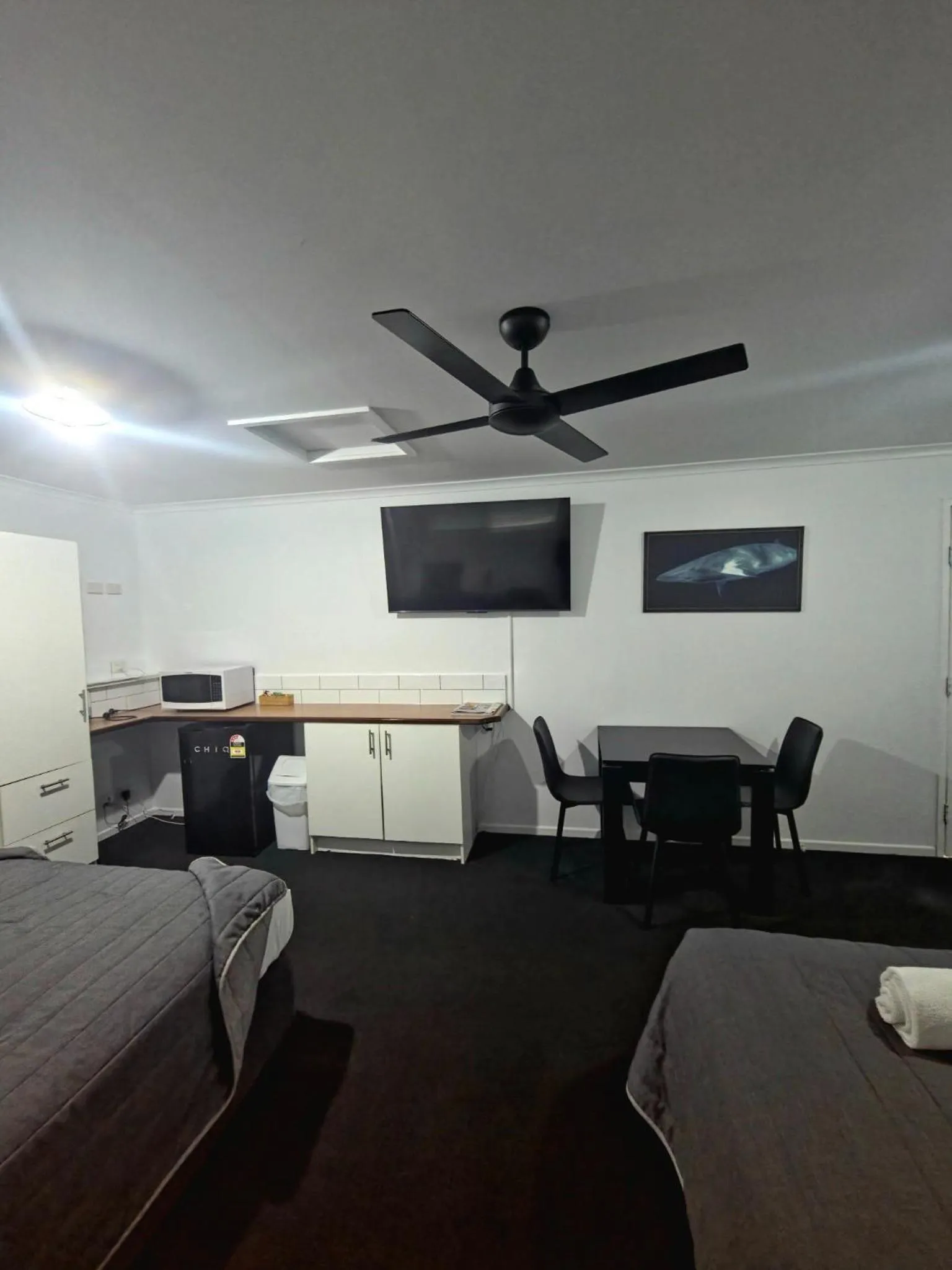 Bed in Agnes Palms Motel