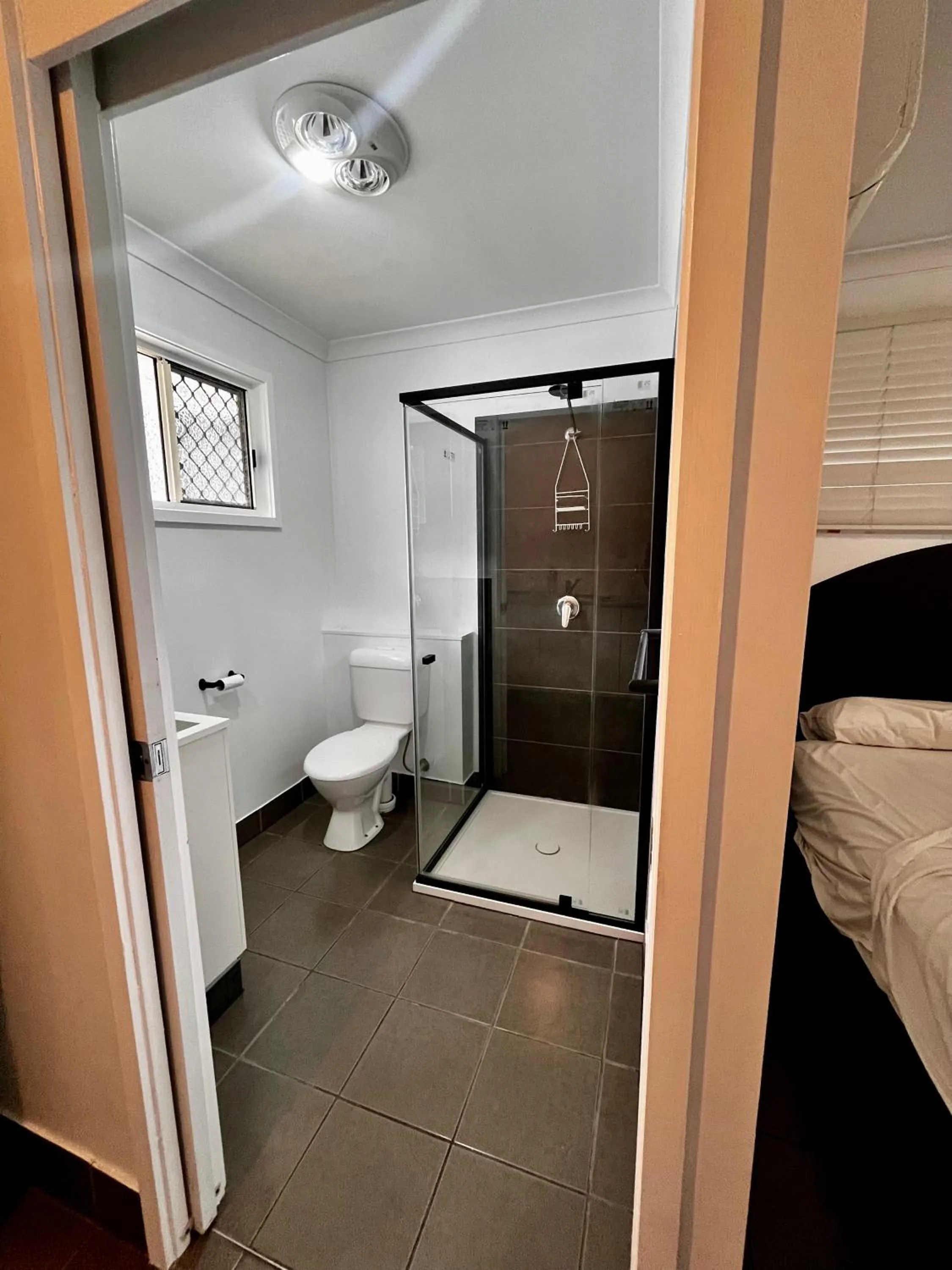 Bed in Agnes Palms Motel