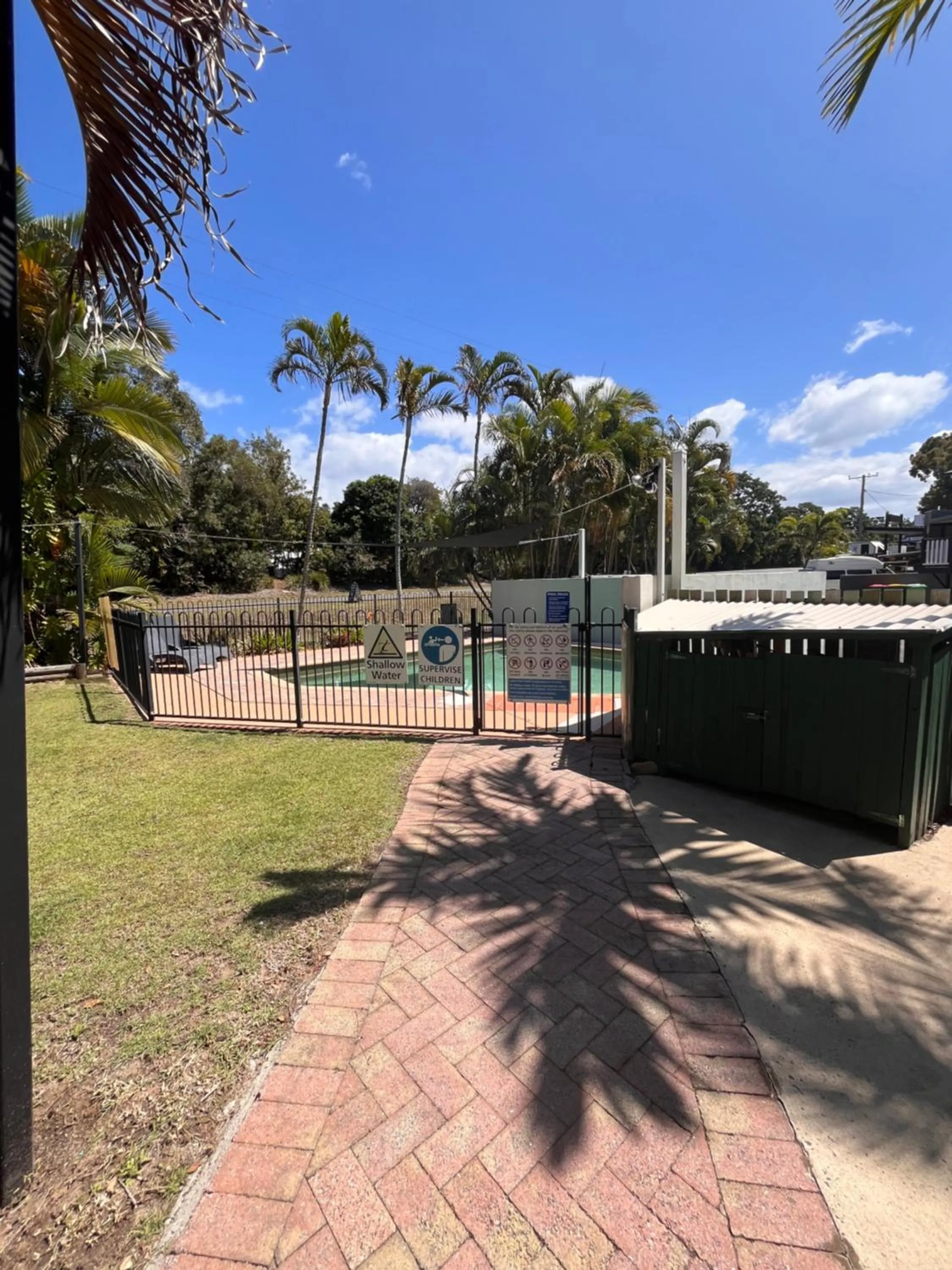 Swimming pool in Agnes Palms Motel