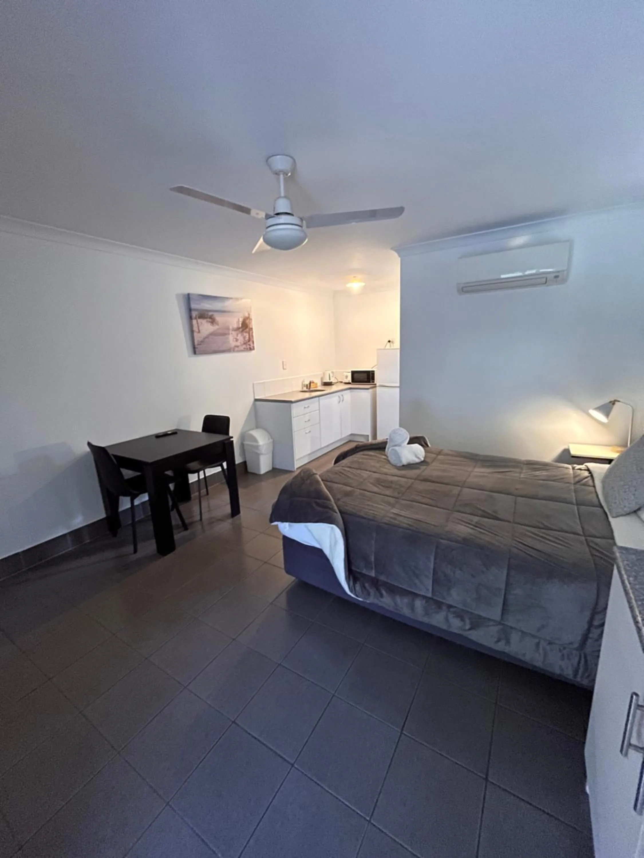 Bed in Agnes Palms Motel